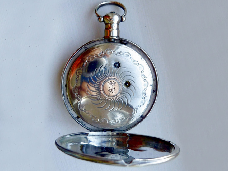 5. Bovet Fleurier pocket watch with cover open showing "Bovet Fleurier" engraved in Chinese – photo: Richard Clar
