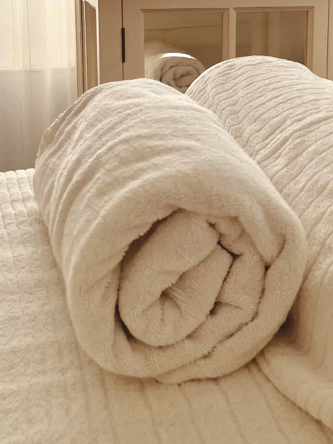 Harmonious creamy colours and natural textures. Beautiful crystals and soft ambient light. The Kindred Soul healing space is a calm, soothing cocoon.