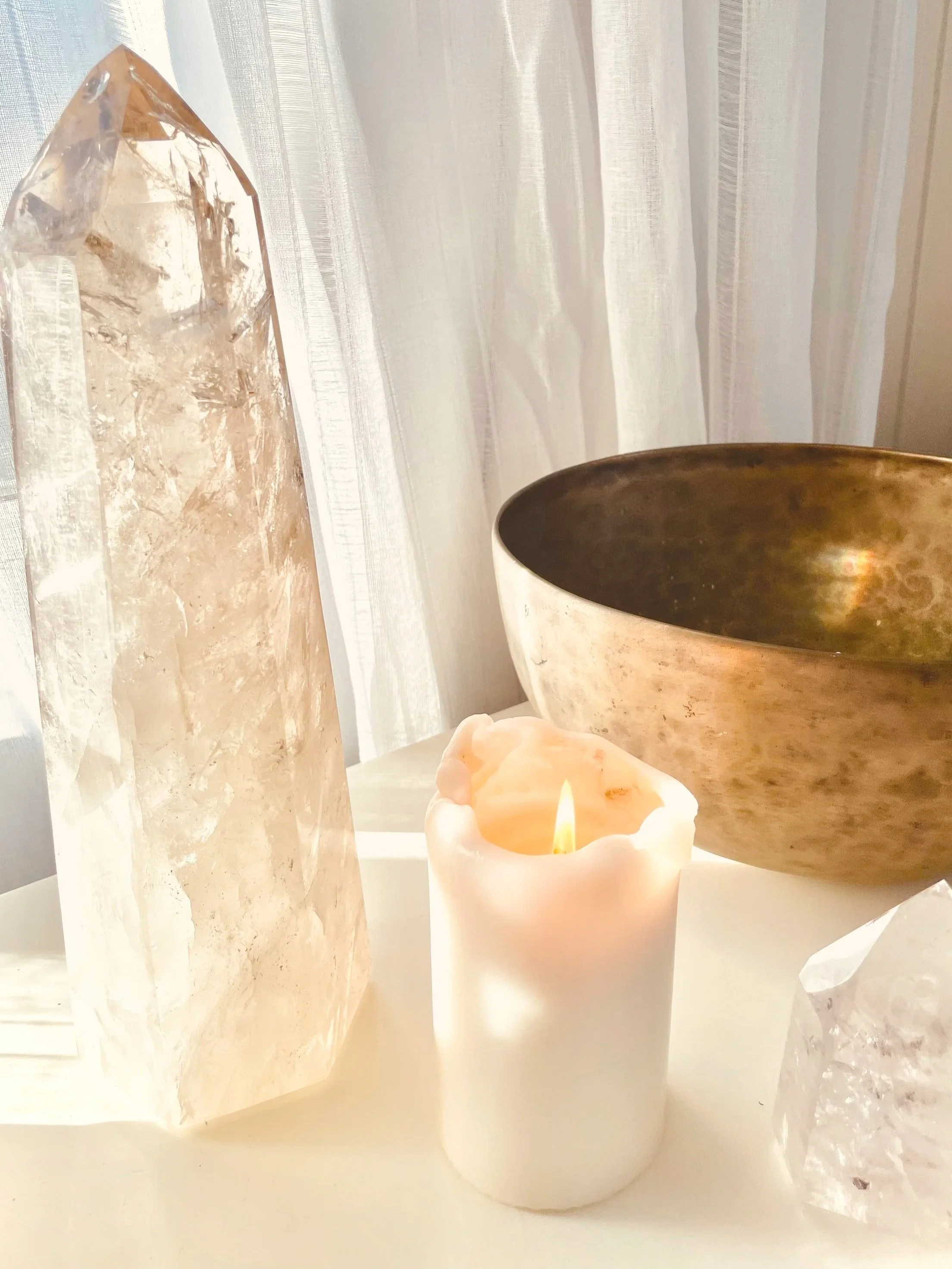 Harmonious creamy colours and natural textures. Beautiful crystals and soft ambient light. The Kindred Soul healing space is a calm, soothing cocoon.