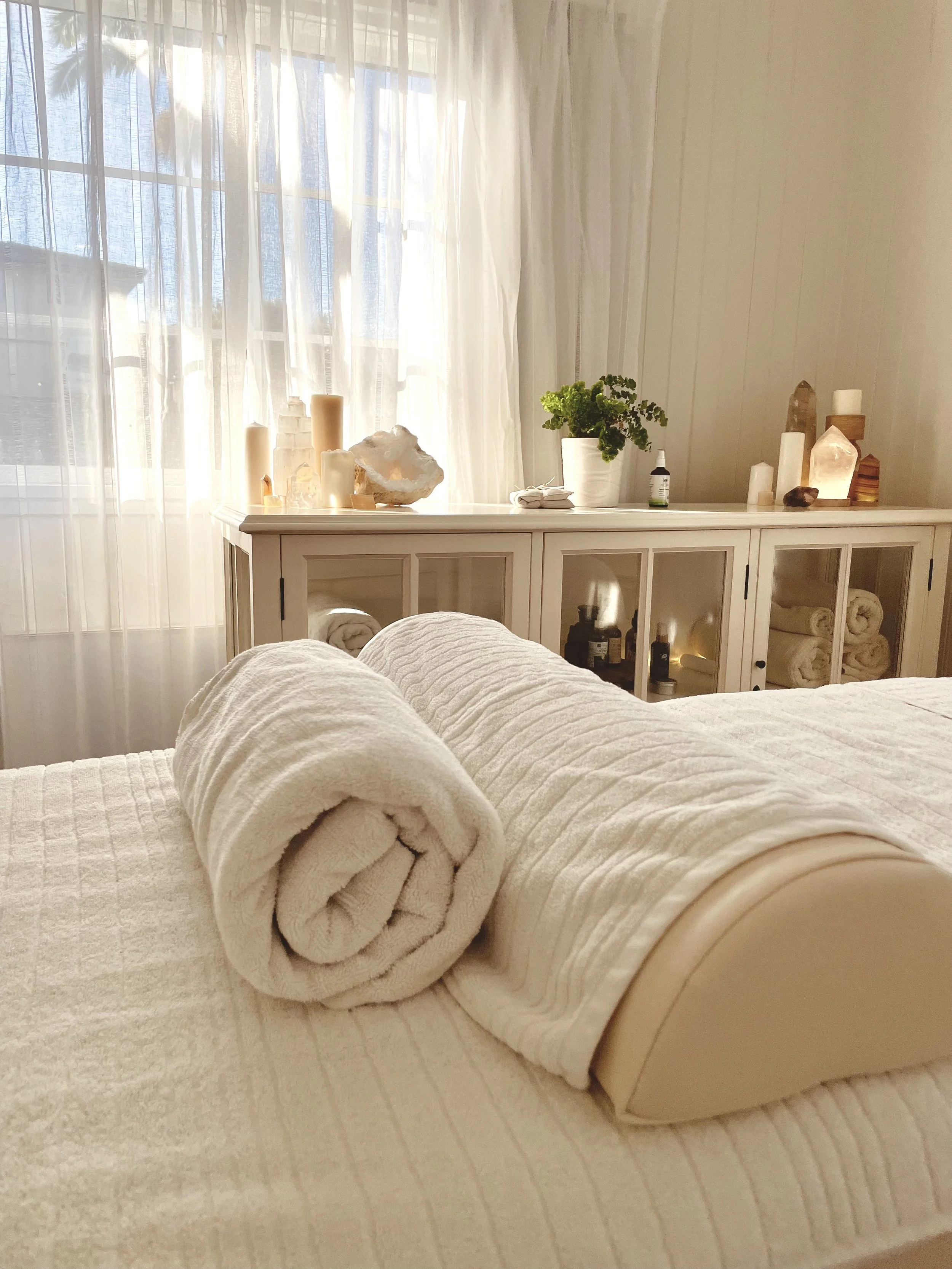 Harmonious creamy colours and natural textures. Beautiful crystals and soft ambient light. The Kindred Soul healing space is a calm, soothing cocoon.