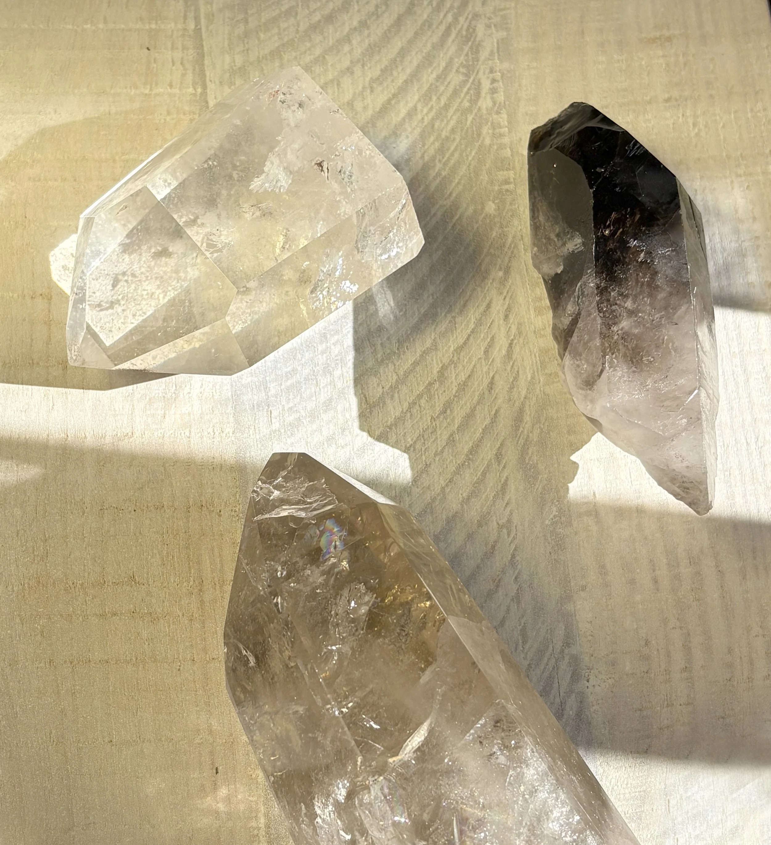 Harmonious creamy colours and natural textures. Beautiful crystals and soft ambient light. The Kindred Soul healing space is a calm, soothing cocoon.