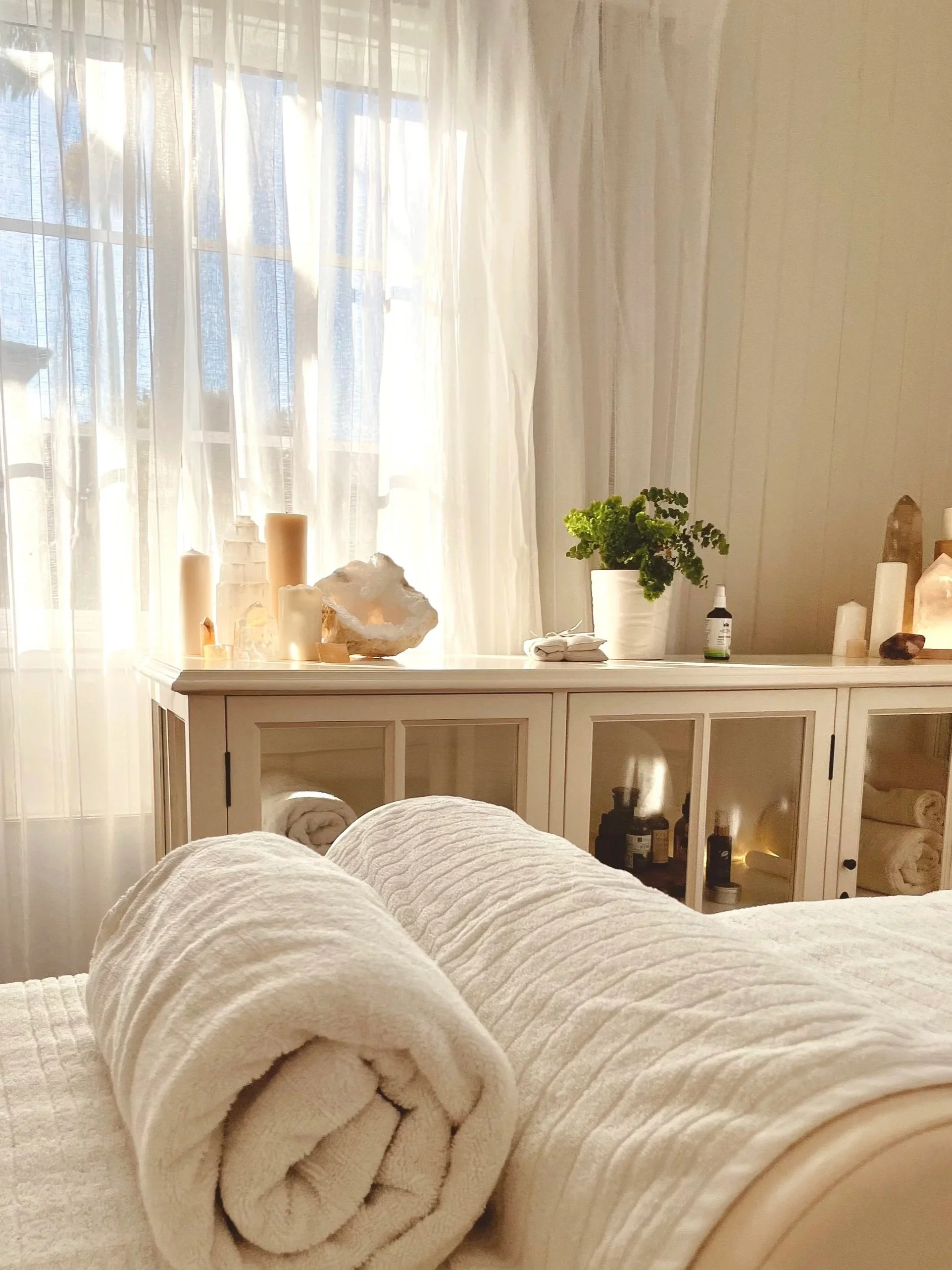 Harmonious creamy colours and natural textures. Beautiful crystals and soft ambient light. The Kindred Soul House of Healing space is a calm, soothing cocoon where you can feel cosy and safe to relax and receive. Located close to Maleny town centre.