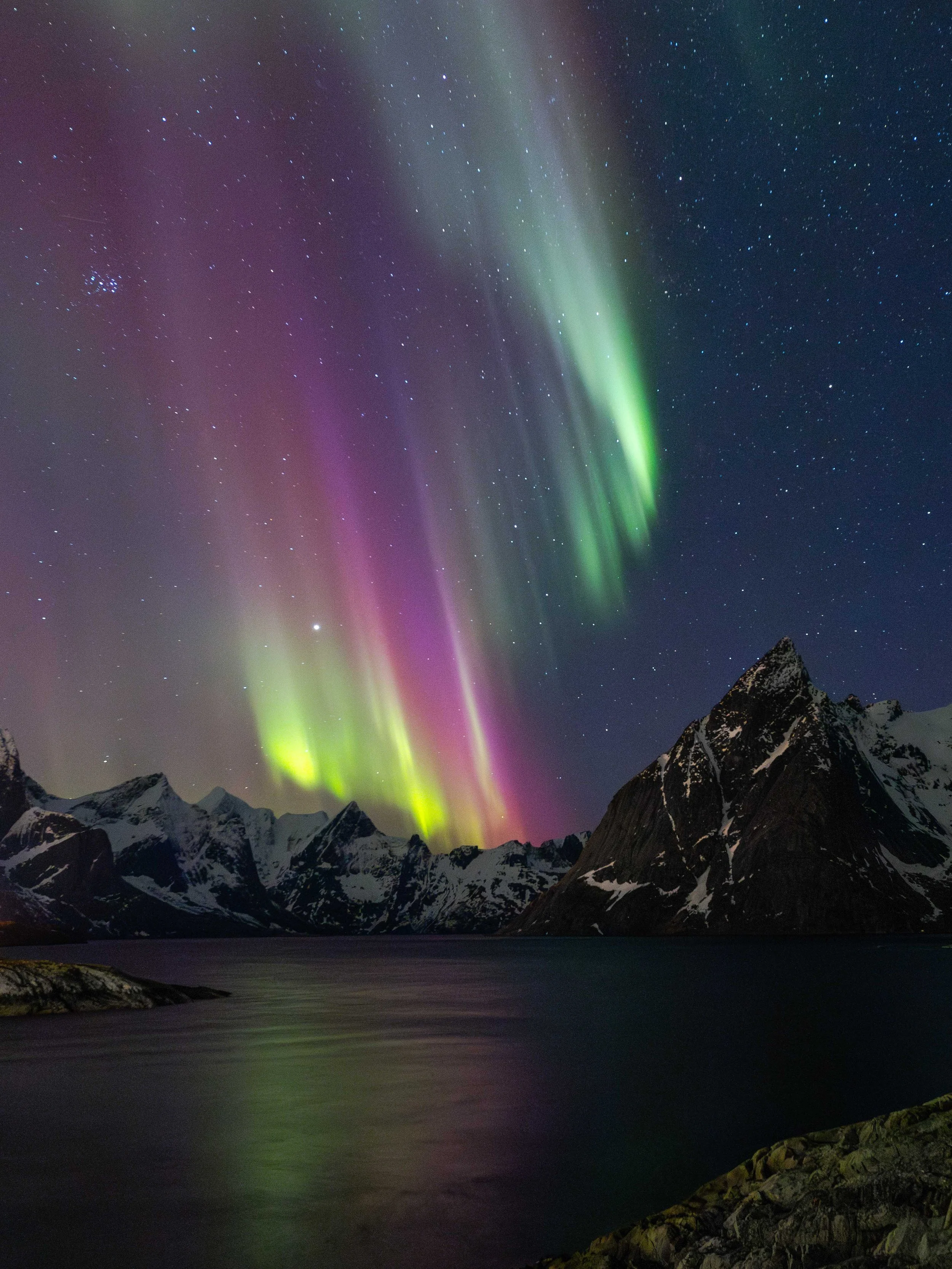 Imagen de colorida aurora boreal por arriba de Olstinden Lofoten