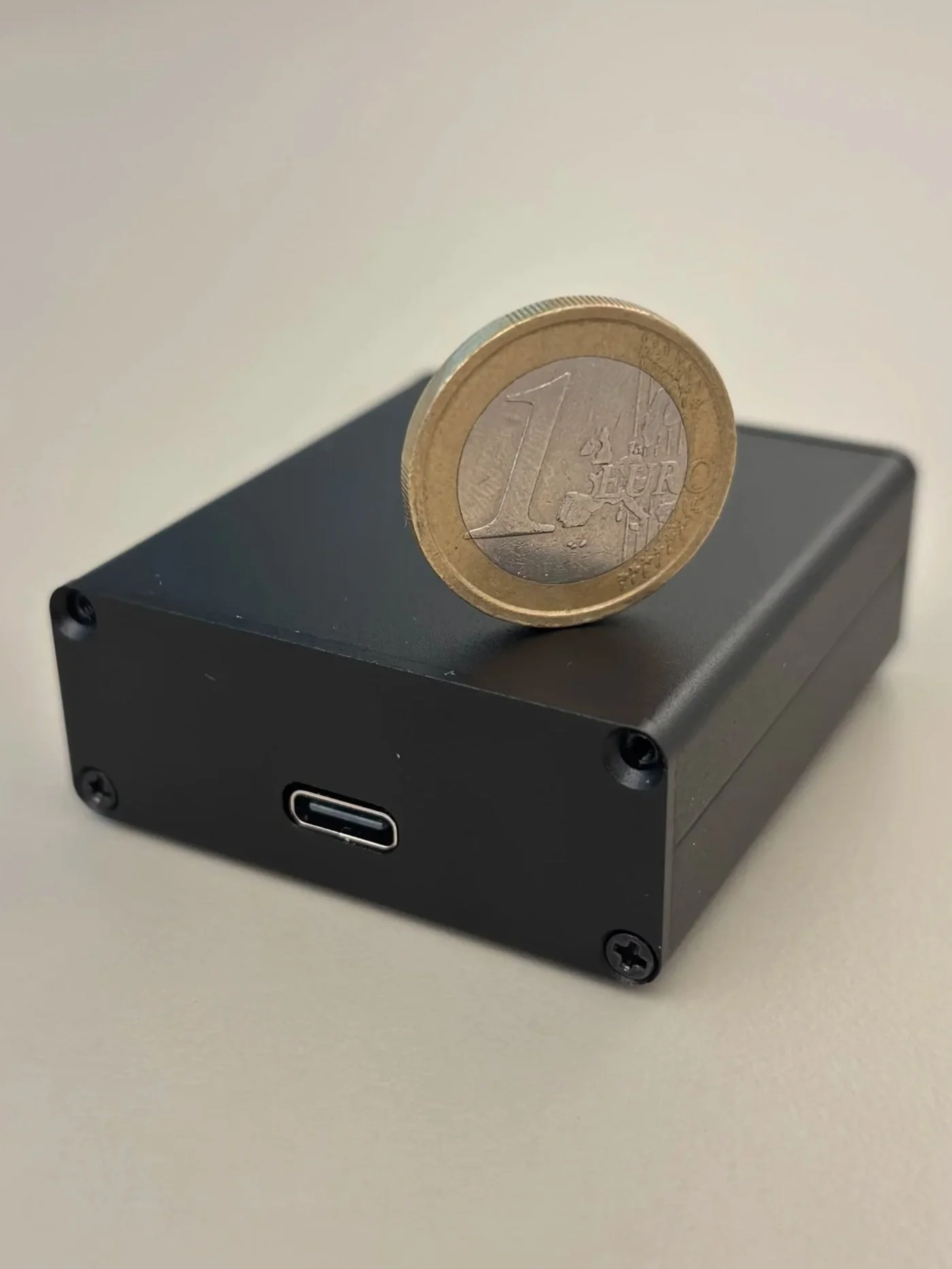 Charger+with+1EUR+coin+2.jpg