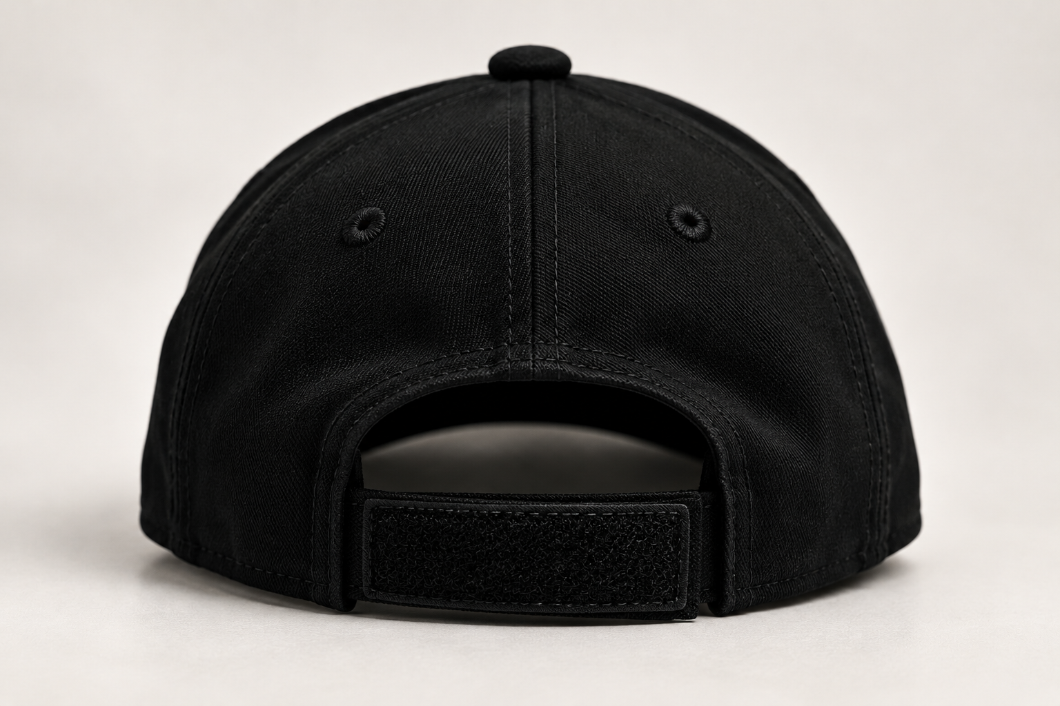 Casquette noire vue de dos.png
