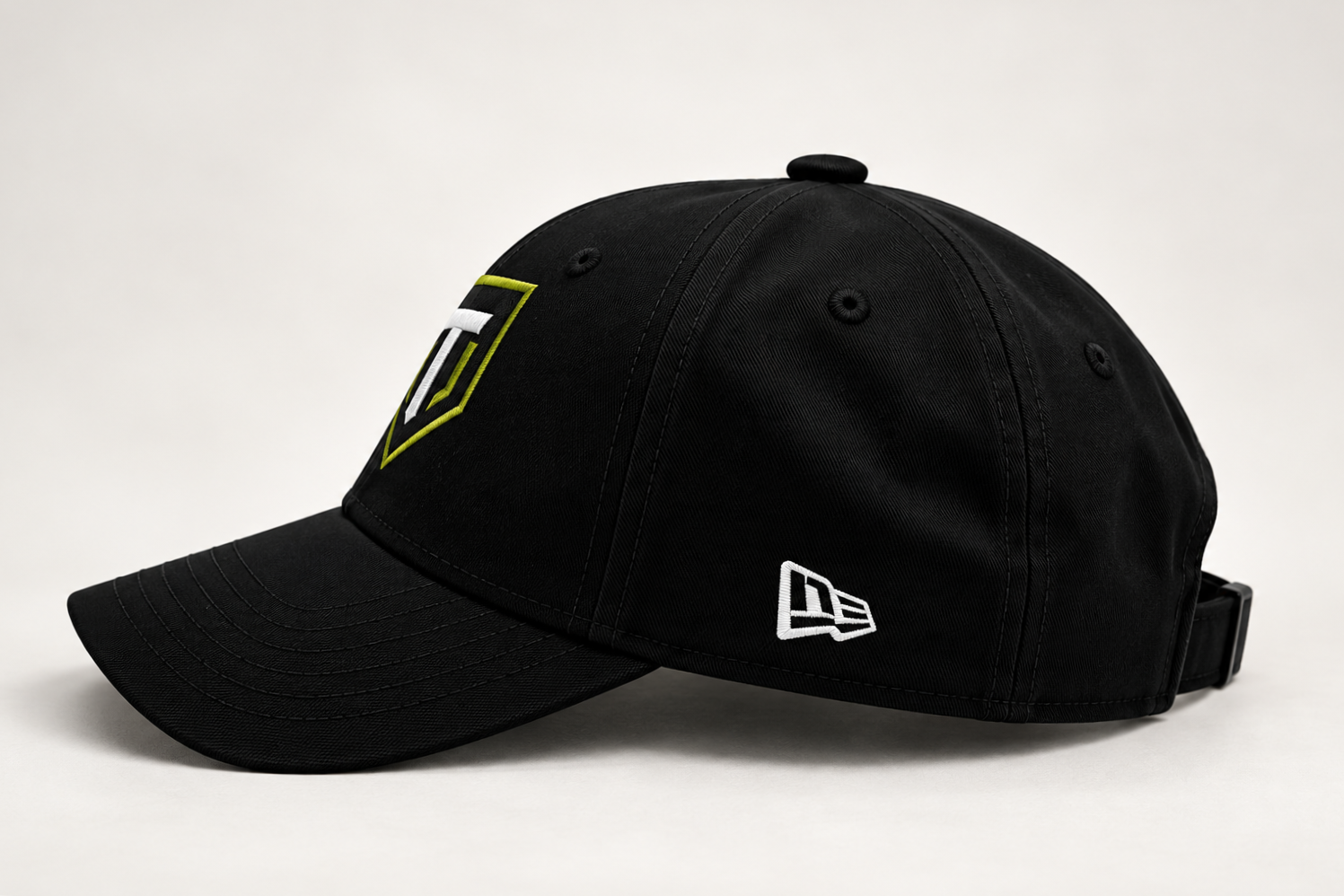 Casquette+noire+brod%C3%A9e+en+studio.png