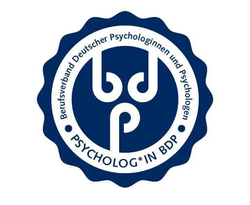Logo des Berufsverbands Deutscher Psychologinnen und Psychologen, mit blauer Abzeichenform und weißen Text, der den Verband sowie die Psycholog*in in Deutschland beschreibt.