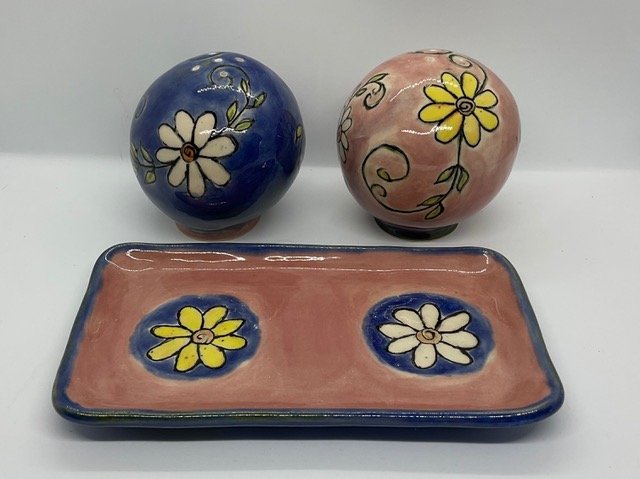 Round Salt & Pepper shakers with Tray