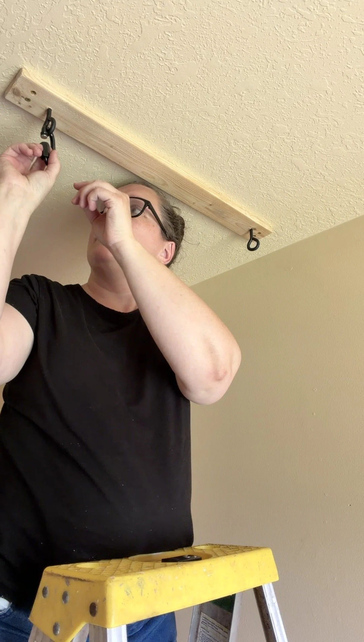 Put on eye bolt and close securely