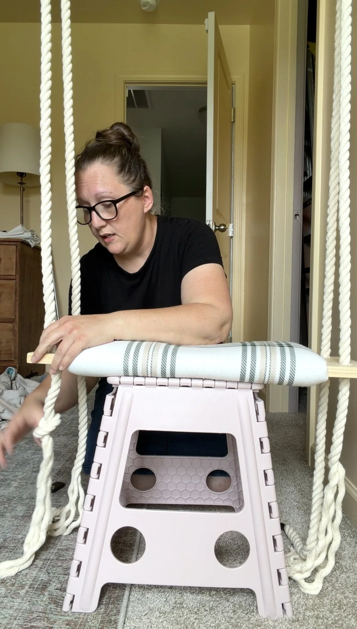 Make knots under the swing, level