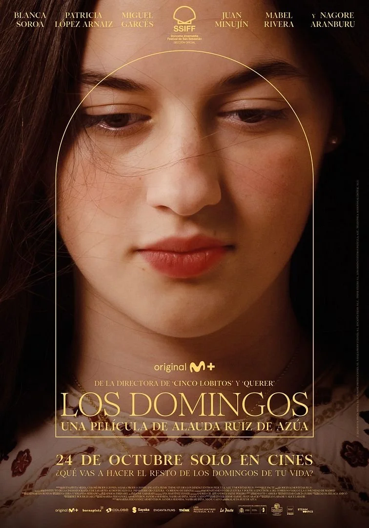Cartel de la película 'Los Domingos', con una mujer joven con expresión pensativa, con cabello castaño, labios rosados, y fondo oscuro. Incluye información sobre actores y fecha de estreno en cines.