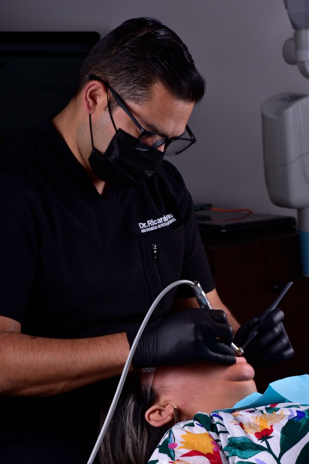 Dr. Ricardo Torres Castro realizando tratamiento dental especializado