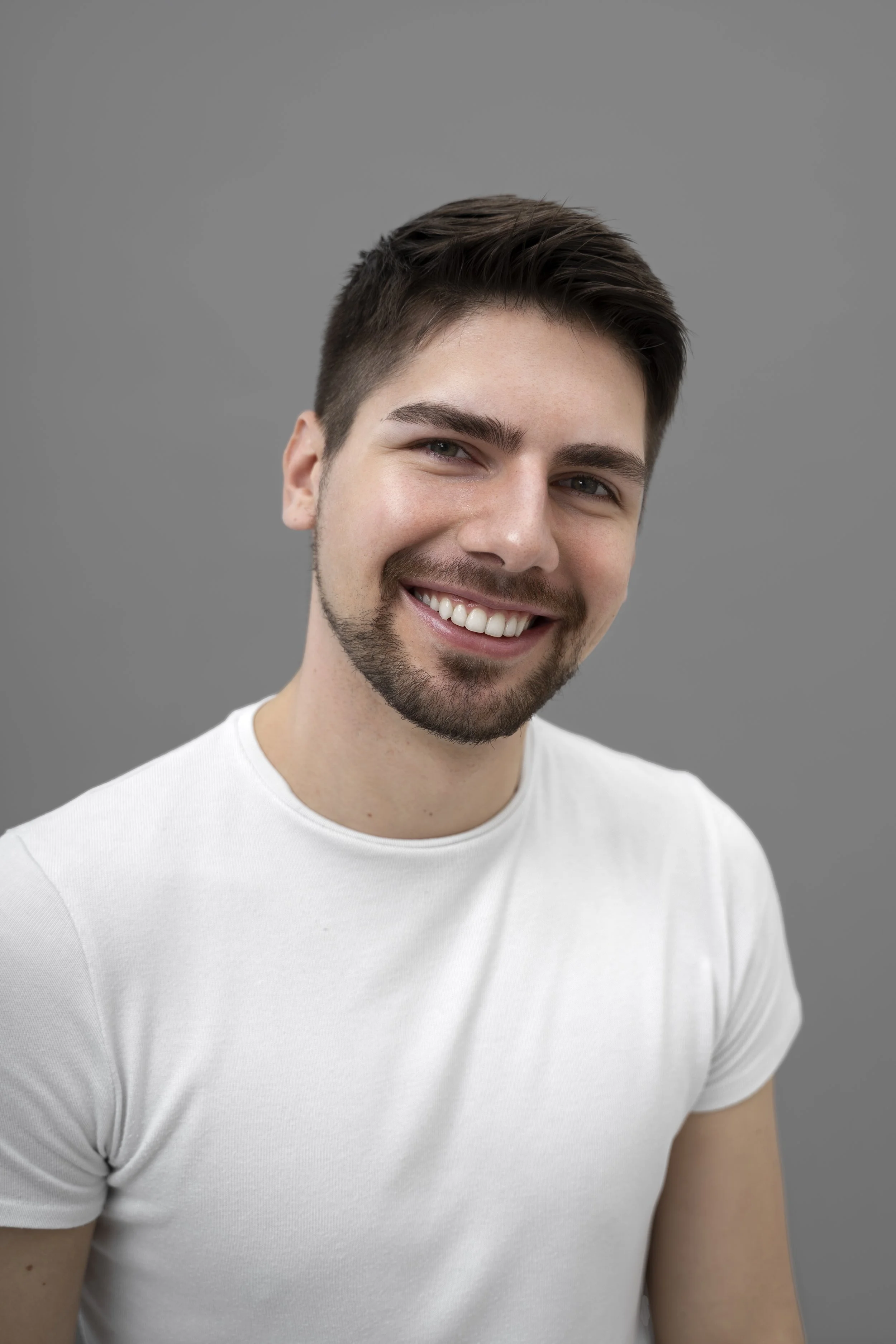 Paciente mostrando una sonrisa saludable después de recibir atención odontológica especializada.