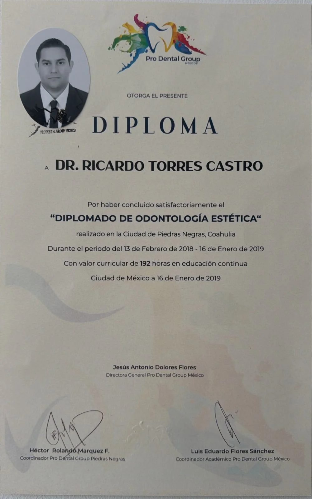 Diplomado de Odontología Estética concluido por el Dr. Ricardo Torres Castro como parte de su formación profesional continua.