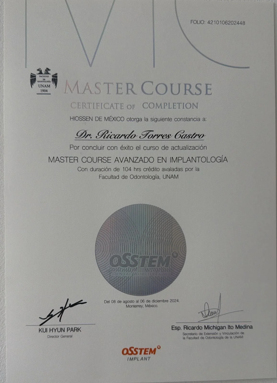 Diploma de actualización en implantología dental otorgado al Dr. Ricardo Torres Castro por la Facultad de Odontología de la UNAM.