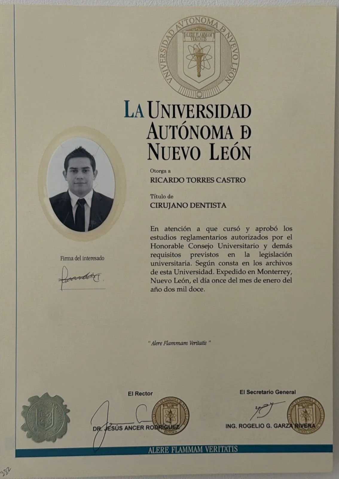 Título profesional de Cirujano Dentista otorgado por la Universidad Autónoma de Nuevo León al Dr. Ricardo Torres Castro.