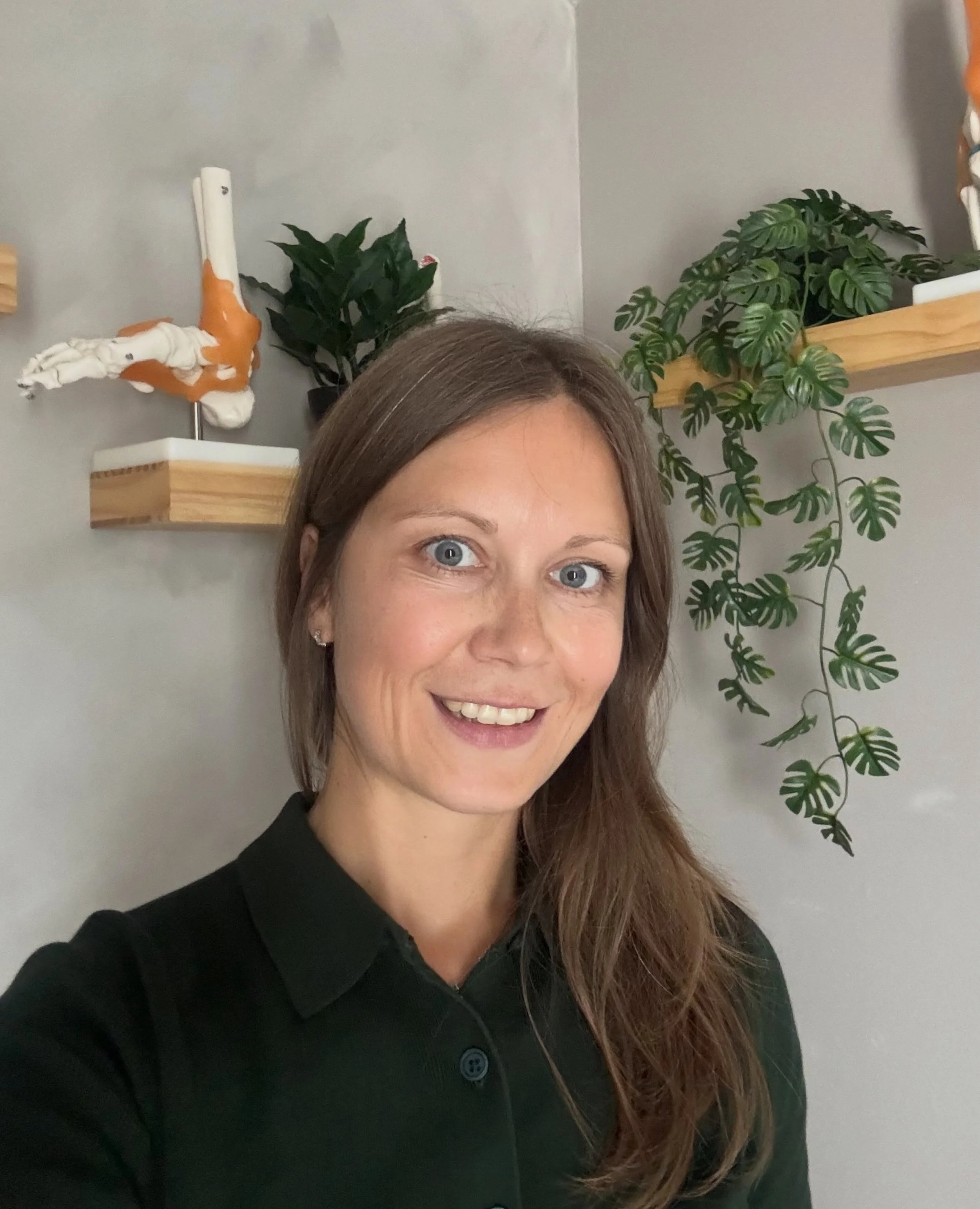 Hi, I&rsquo;m Ragne, founder of Enhance Physio &amp; Performance Clinic, based in the @thelifting_collective . I&rsquo;m a Chartered Physiotherapist with over 15 years of experience working in both the NHS and private practice.

I offer a personalise