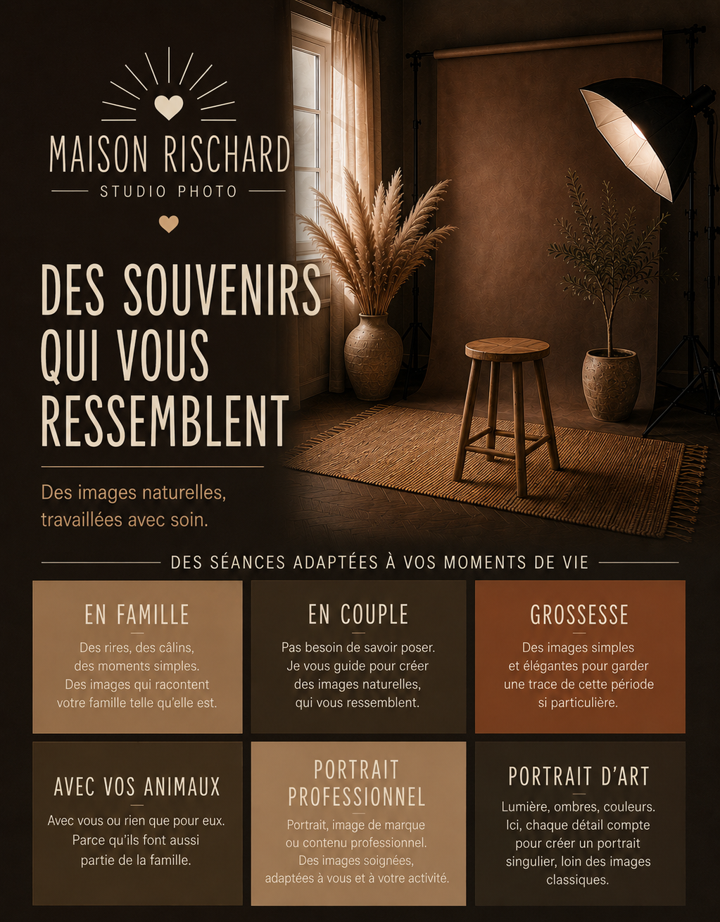 Une pièce avec un fond en couleur chaude, un trio d'éclairage professionnel, un tapis, deux grands vases avec des plantes, et un siège en bois. Le texte présente un studio photo nommé "Maison Rischard" spécialisé dans la création d'images naturelles et personnalisées pour différentes occasions de vie.