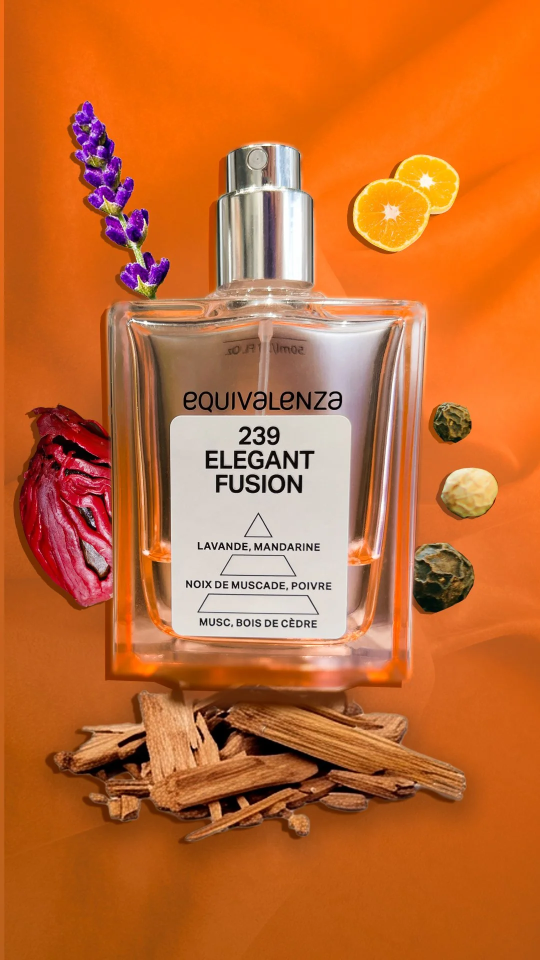 Flacon de parfum avec étiquette 'Equivalent 239 Elegant Fusion' entouré de lavande, mandarine, noix de muscade, poivre, bois de cèdre, avec des éléments décoratifs en bois, une lavande violette, une mandarine tranche, et des pierres.