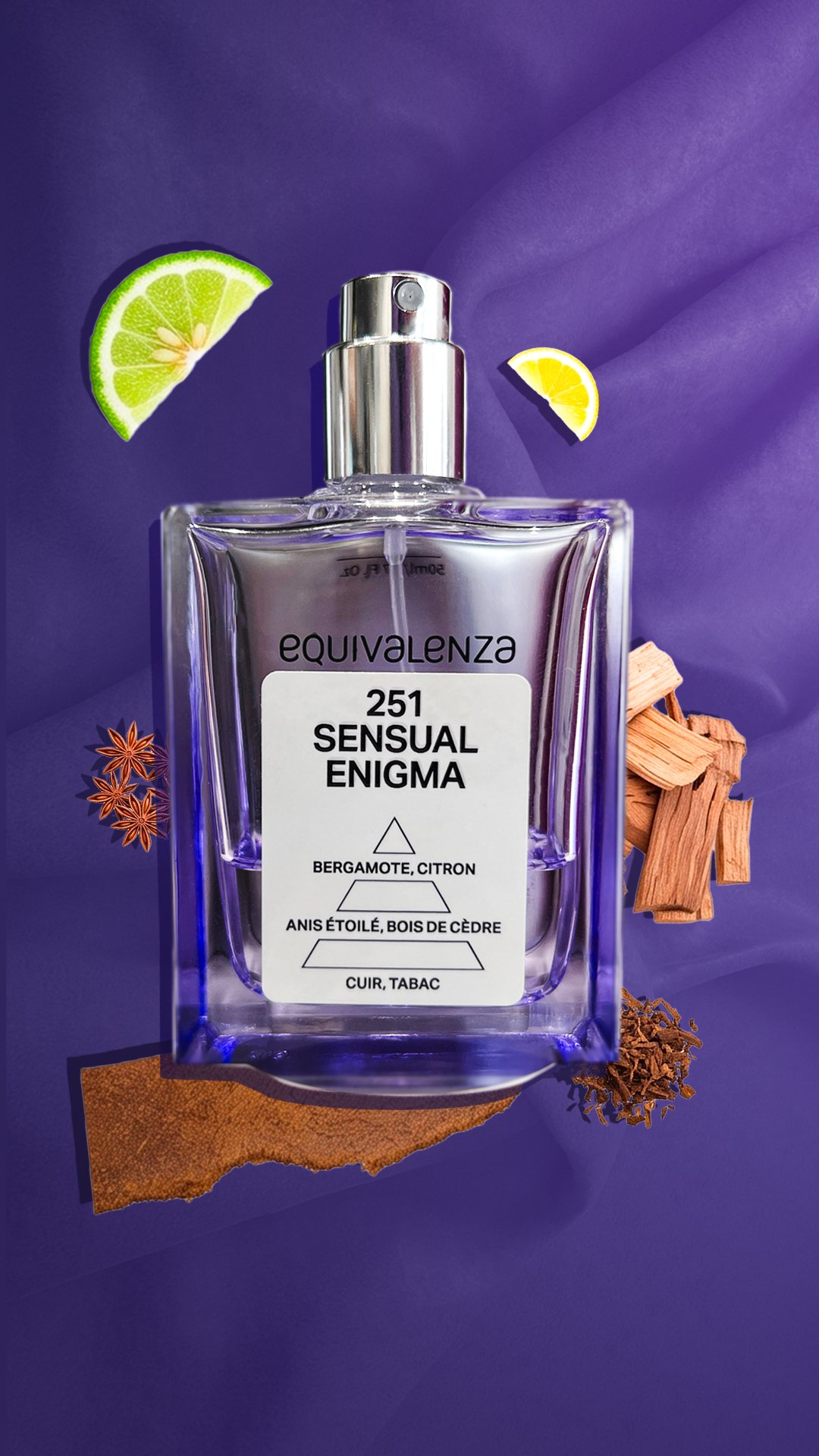 Flacon de parfum transparent avec étiquette indiquant '252 Sensual Enigma', aromes de bergamote, citron, anis étoilé, bois de cèdre, cuir et tabac, entouré de tranches de citron vert et citron jaune, ainsi que d'agréments de bois, de réglisse et d'ép
