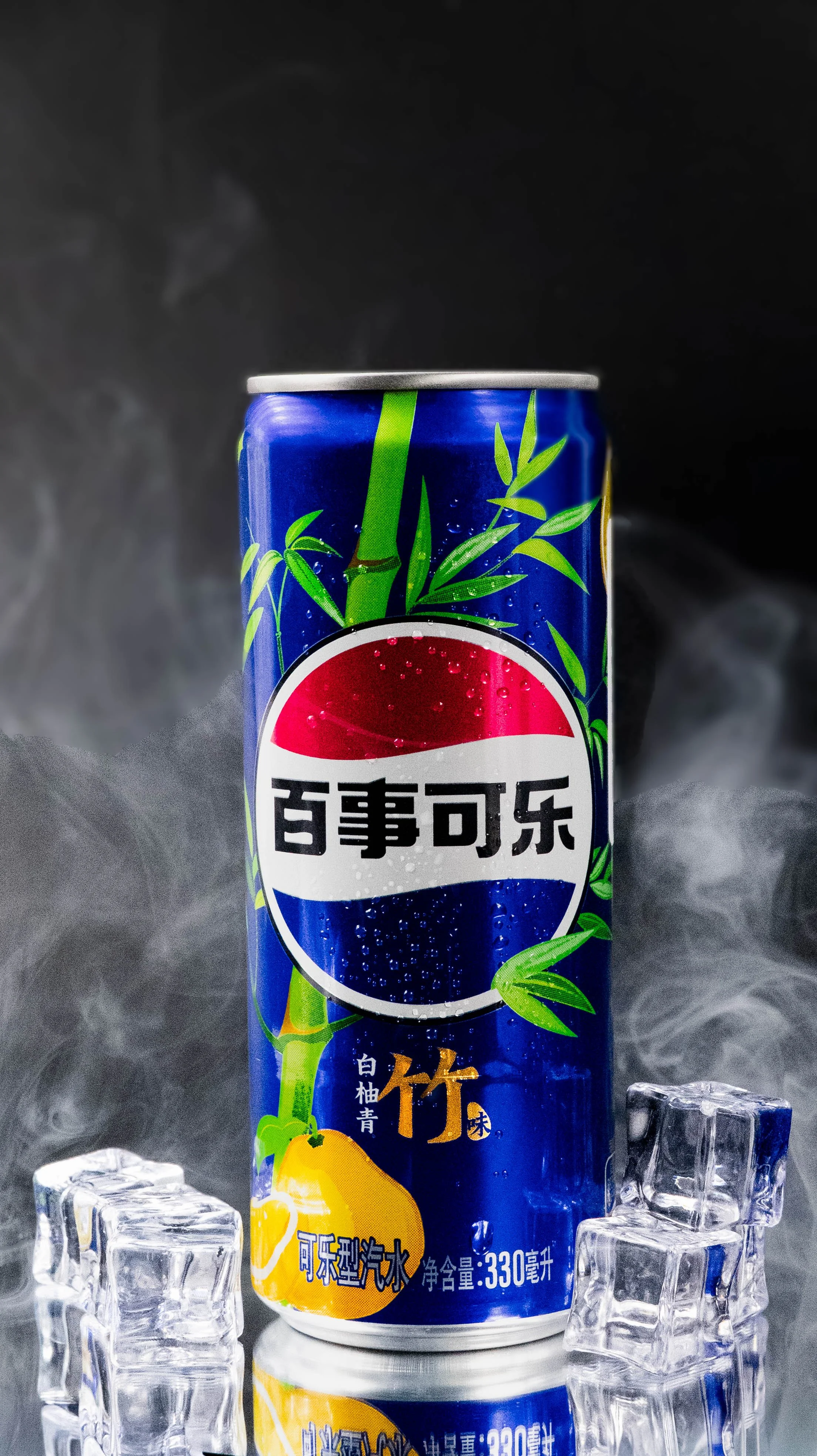 Une canette de soda Pepsi au goût de citron avec des feuilles de bambou en arrière-plan, entourée de glaçons et de vapeur dans une atmosphère sombre.
