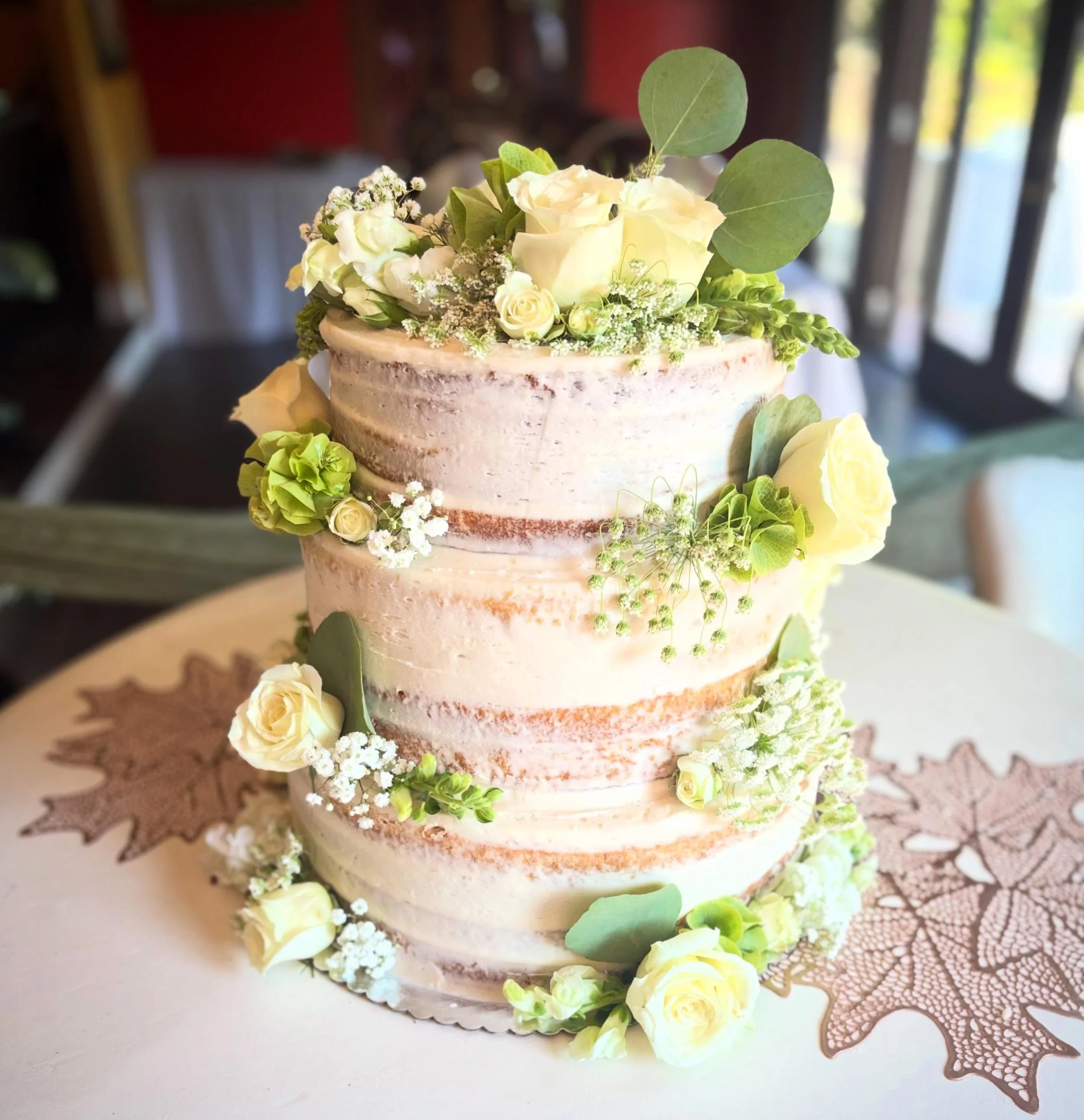 Three tier wedding cake with fresh flowers for a Sunday afternoon wedding. ❤️👰💍🤵