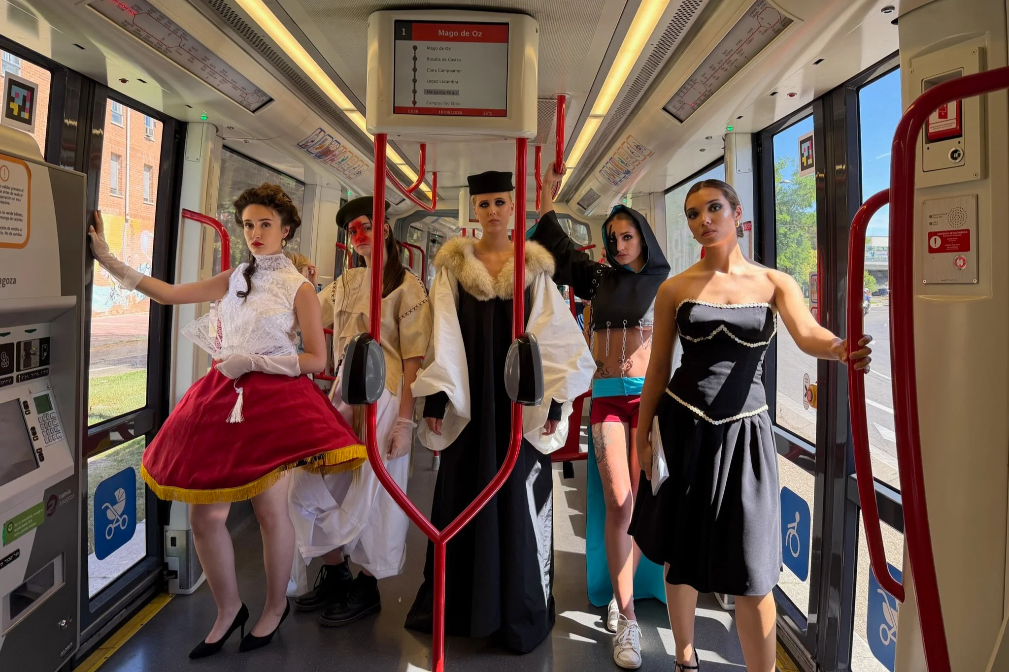 El tranvía de Zaragoza se convierte en pasarela con un flashmob de moda emergente