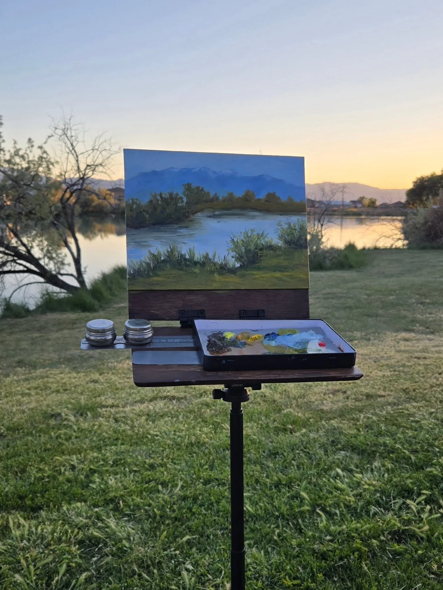 Peaceful couple hours this evening painting at Stansbury Lake. The sun started setting and all the colors changed. One of my favorite things about painting is learning to see all the beauty that God has created in a new way. 

#oilpainting #pleinair 