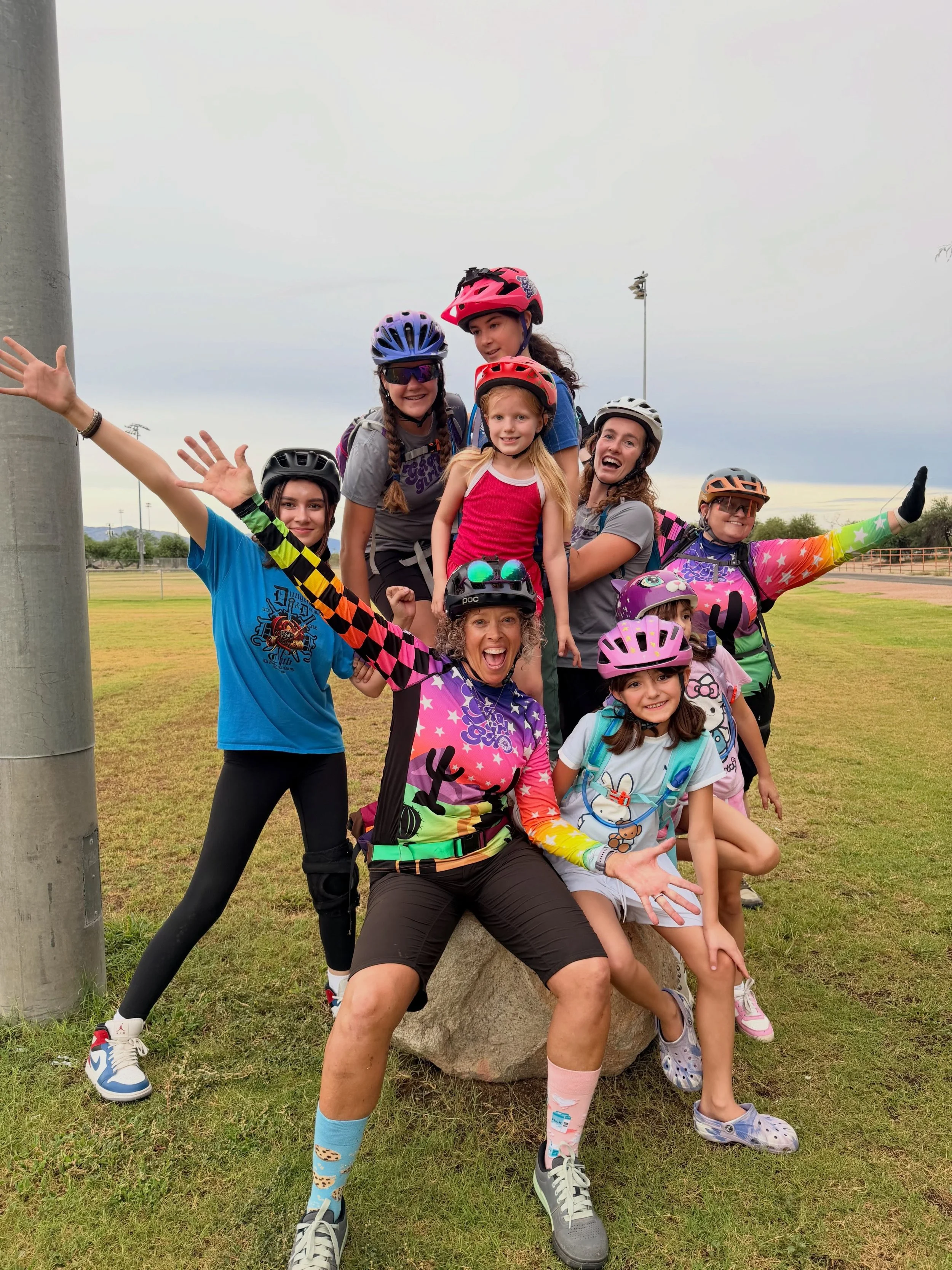 On Wednesday it was:

&bull; New (to her) bike day for Carla 👌🏼
&bull; MTB skills session (always with Coach Jody @icp.bike 😉
&bull; the world famous follow-the-leader-photoshoot (with some hidden skills 😜) 
&bull; art to wrap up our session 🤩 (