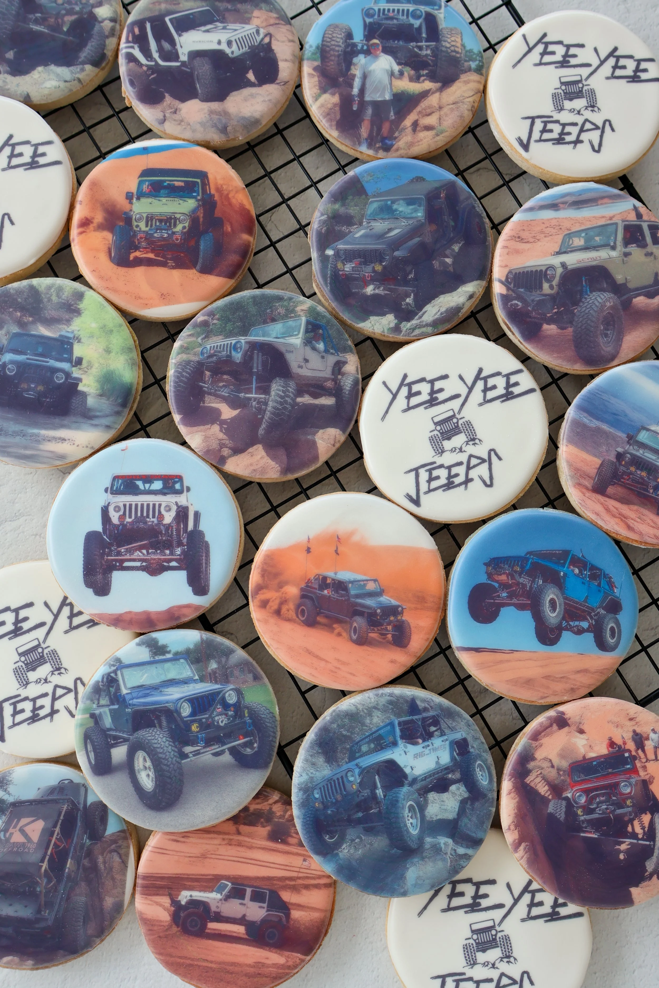 Decorative cookies with images of off-road Jeeps and one cookie with 'Yee Yee Jeeps' slogan and Jeep logo.