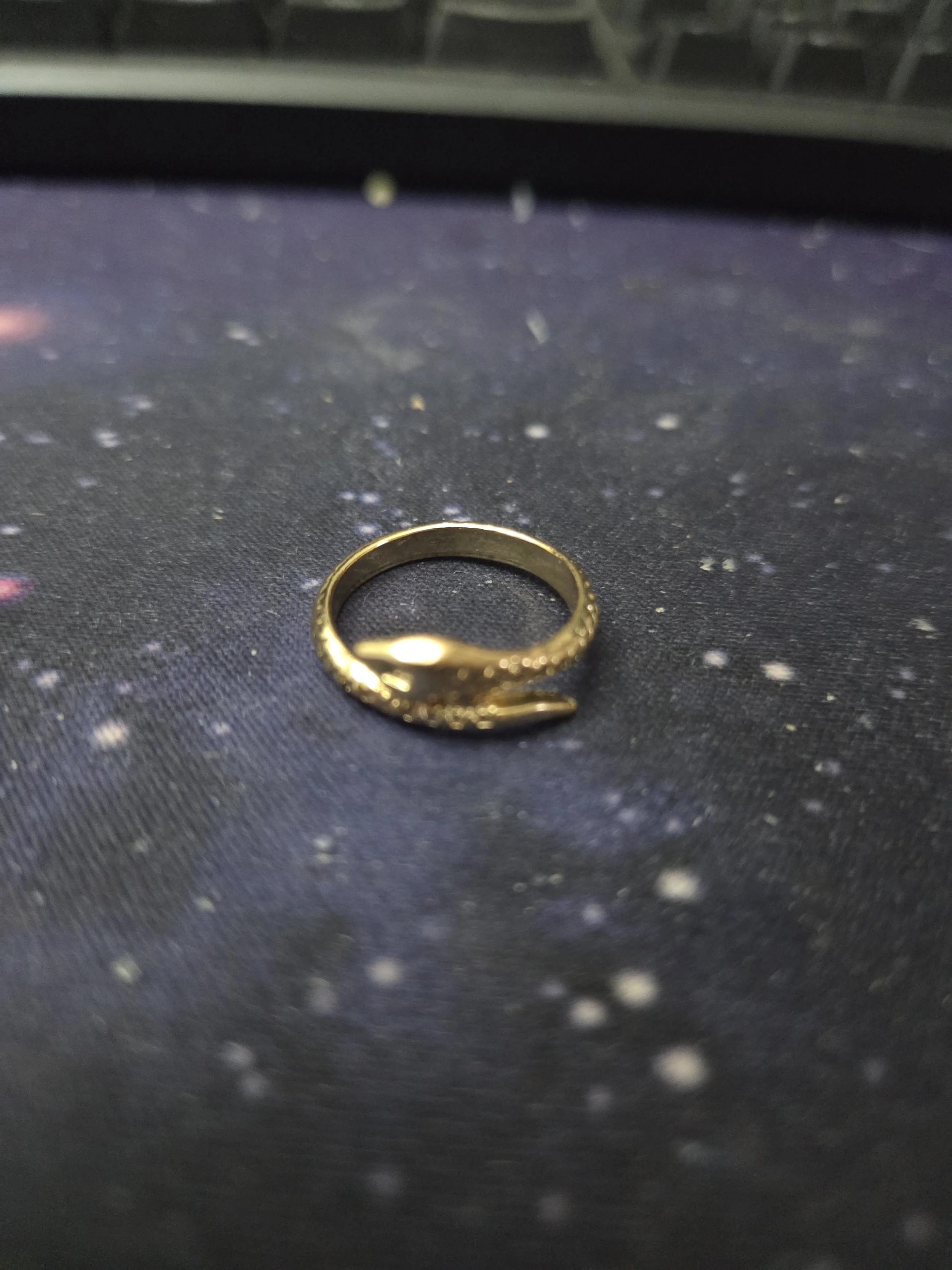 elegant  Gold-Coloured Ring weight 0.02