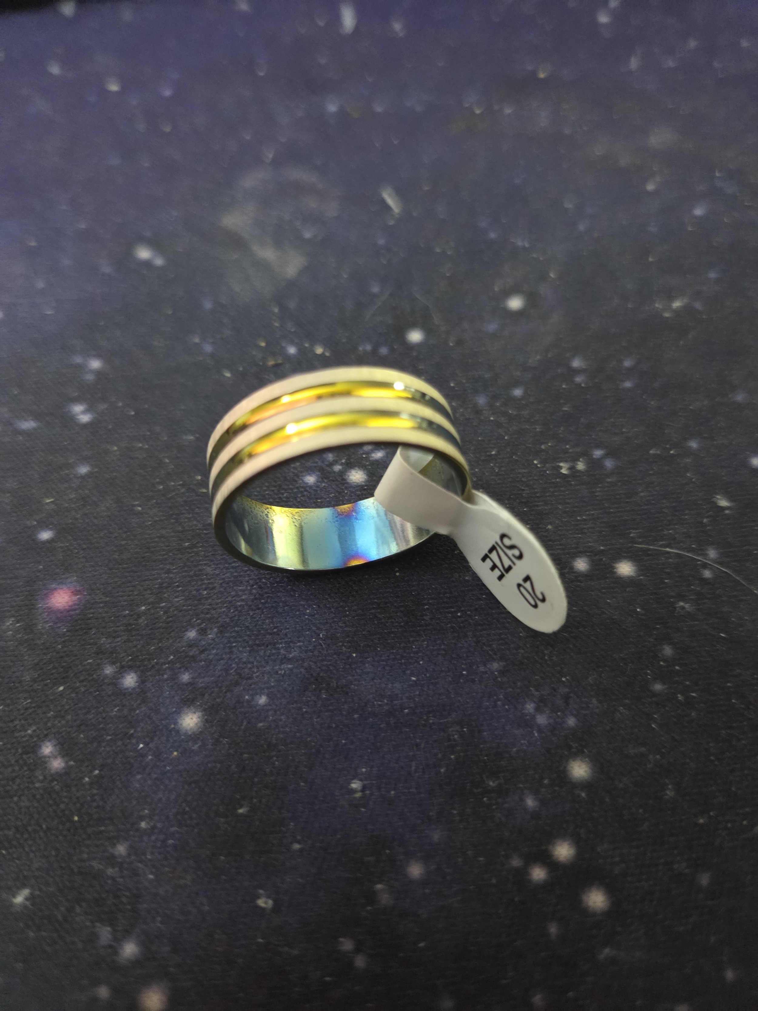 Striking Gold Accented Band : 0.02 kg