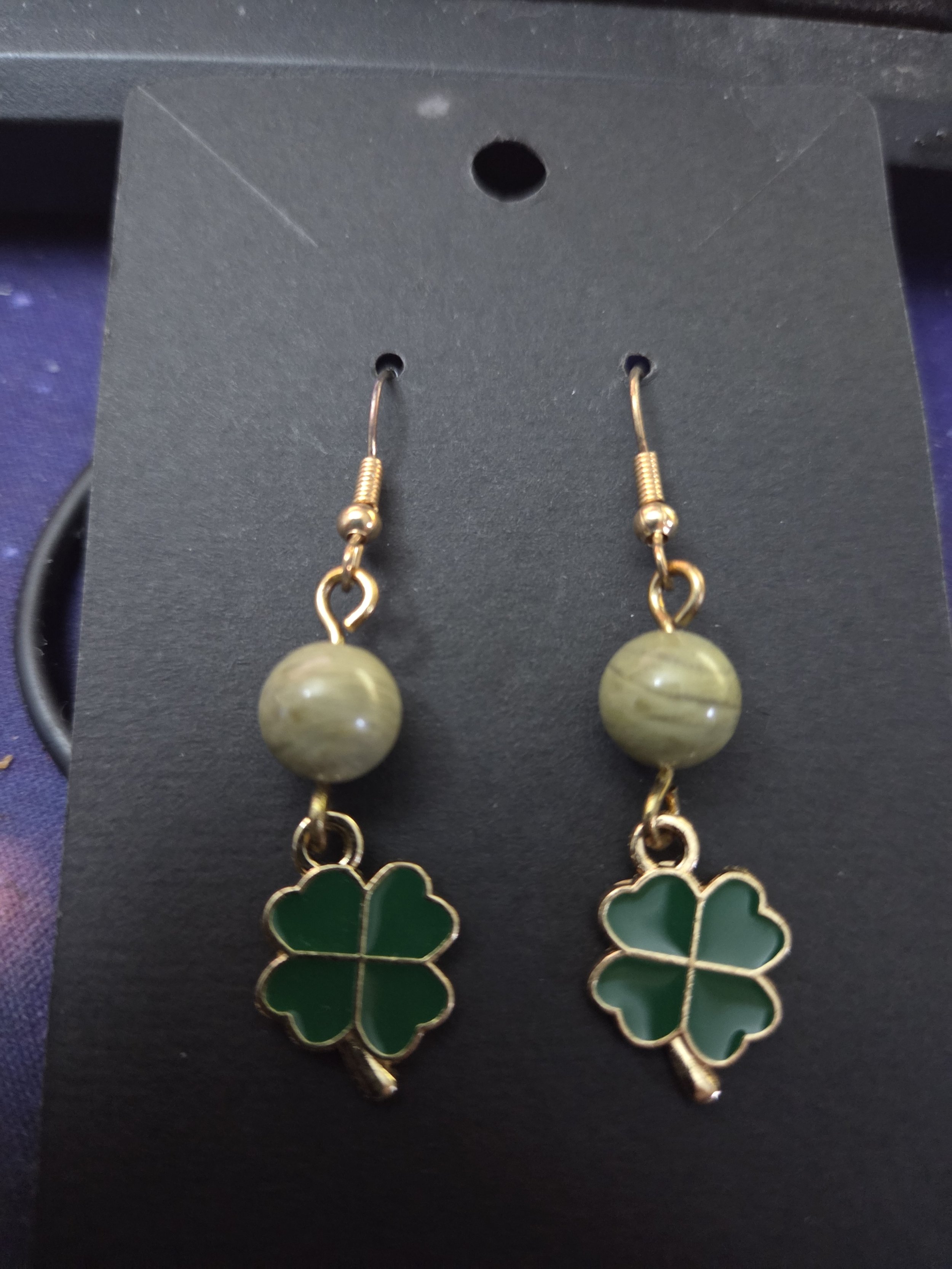 Lucky Clover Charm Earrings : 0.03 kg