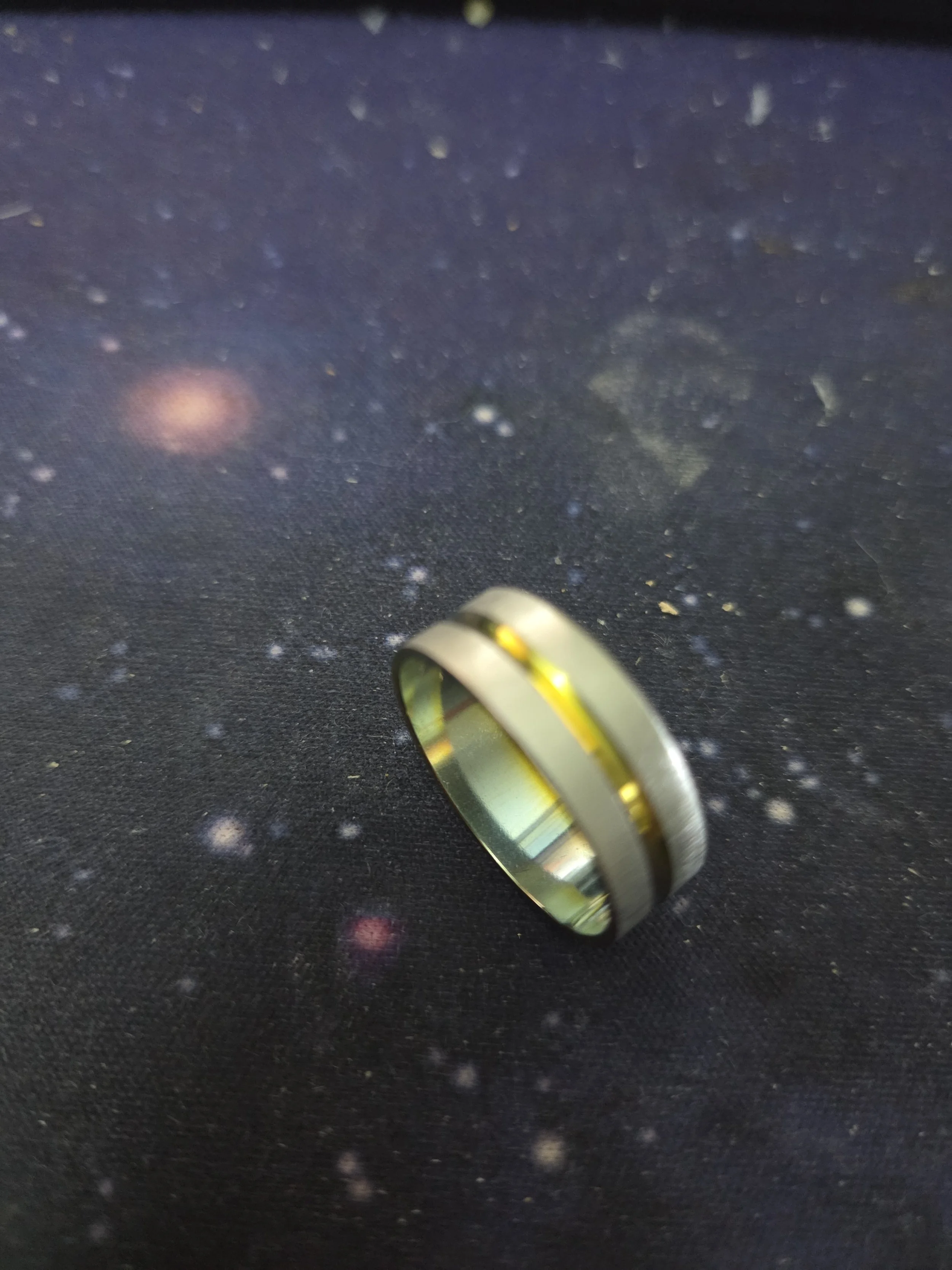 Dual-Tone Sleek Band Ring : 0.02 kg