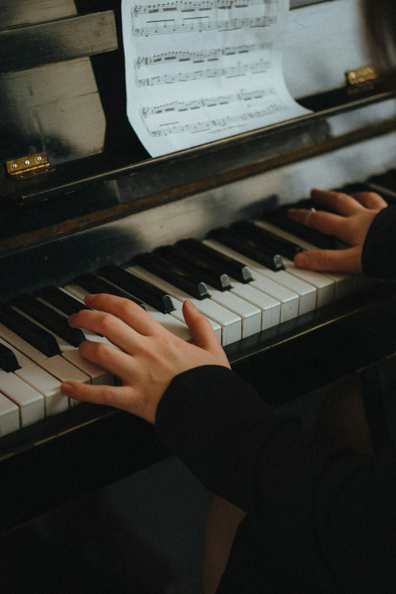 Piano Lessons at Swing Music Studio Kogarah close up of persons hand