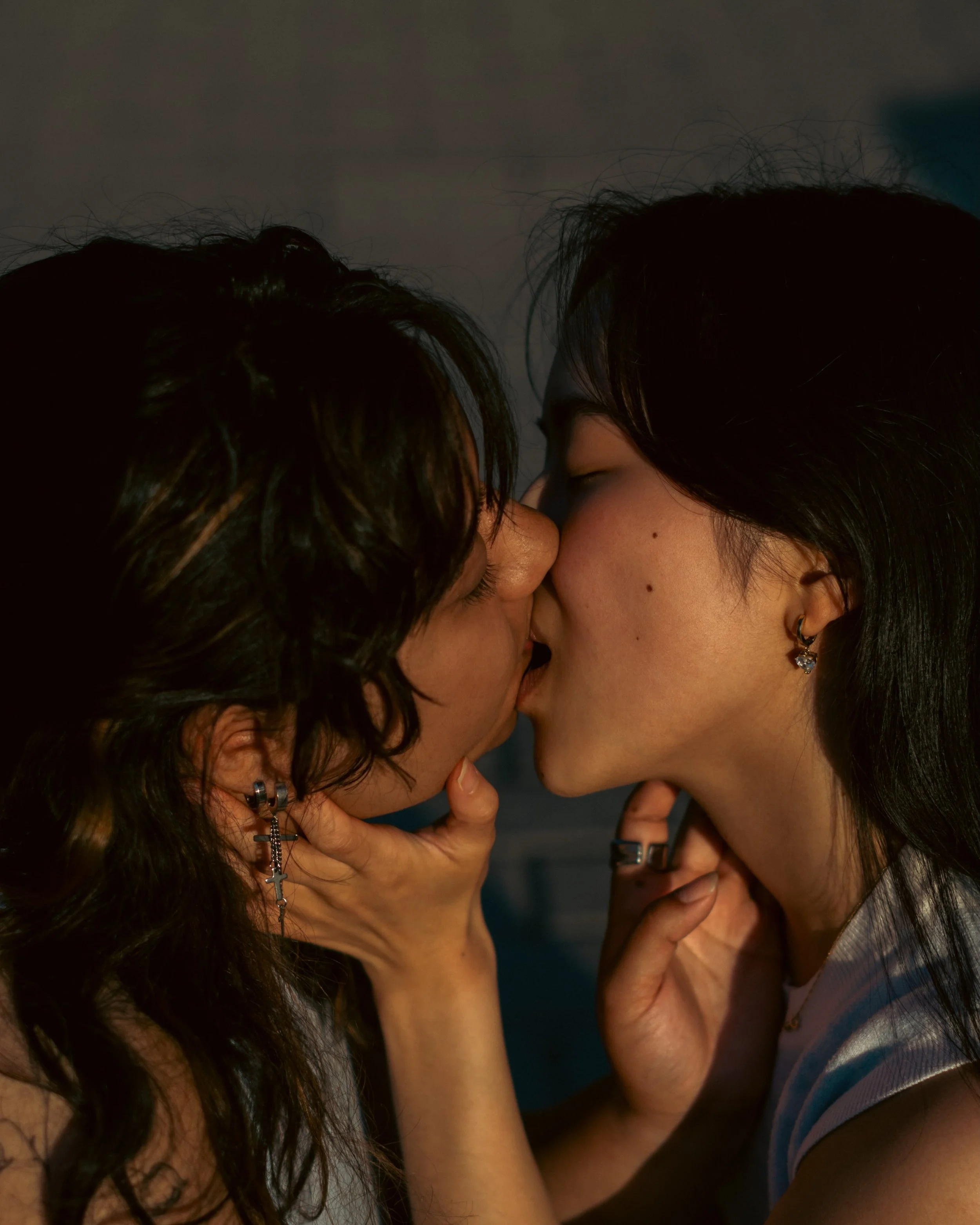 PEOPLE KISSING &mdash; 007 &mdash; Oc&eacute;ane &amp; No&eacute;mie

#peoplekissing #wlw #queermtl #queerartist #mtl