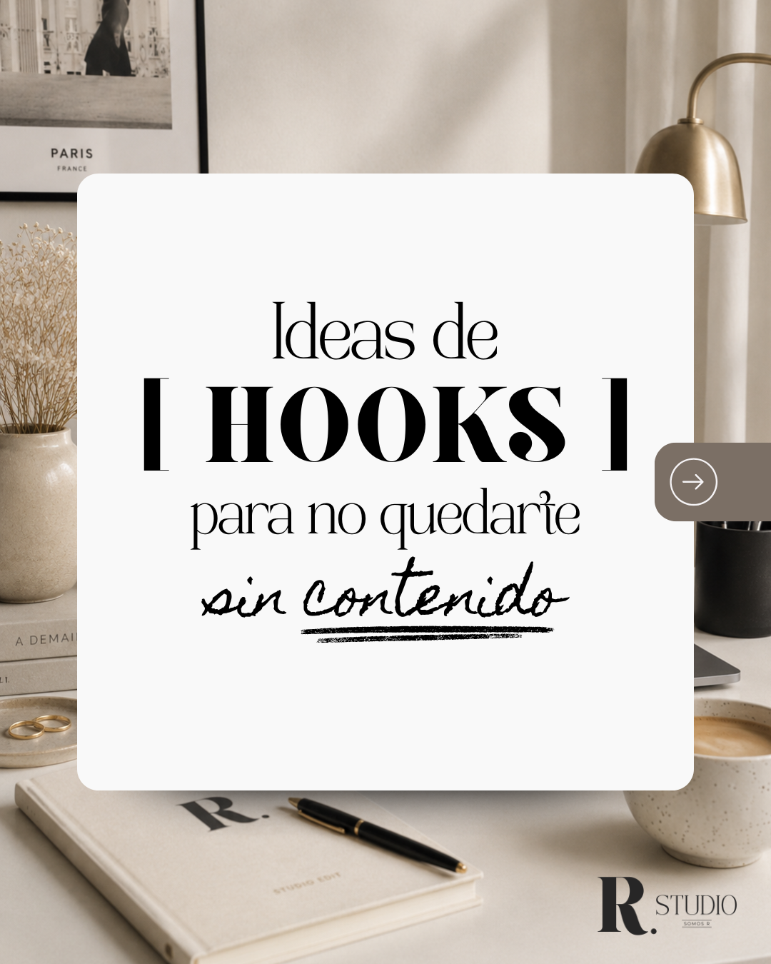 Decorative workspace with a framed Paris photo, a tan vase with dried plants, a black cup, a closed notebook, a pen, and a coffee cup, with a poster overlaid displaying ideas for no-content hooks in Spanish.