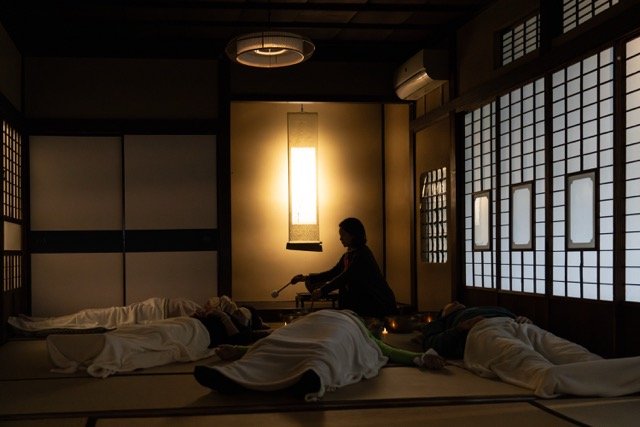 Group sound bath in kominka tatami room