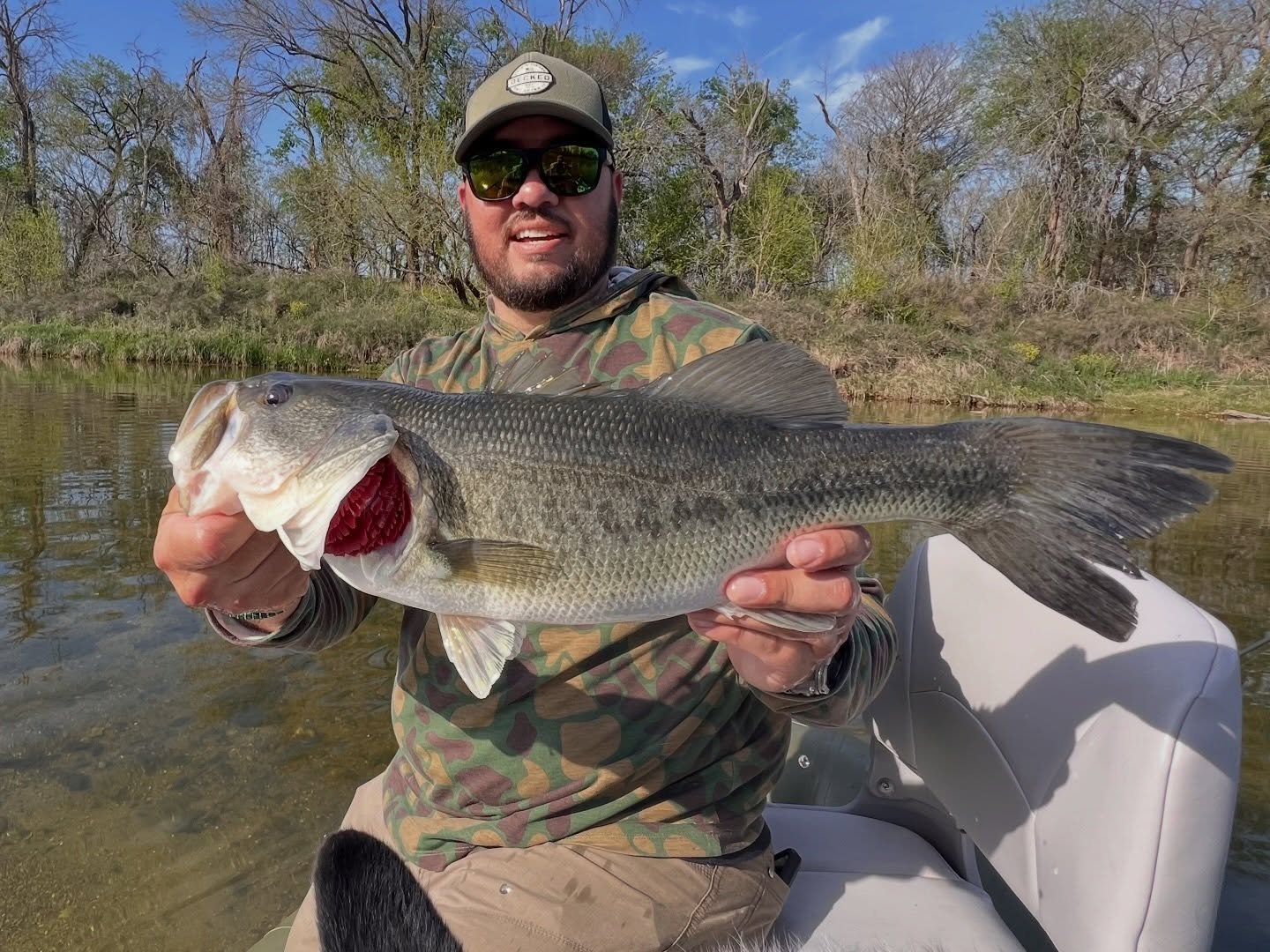 🏞️Brazos Birthday Bash🎣
Big thanks to @codybenton_flyfishing for the row down one of my favorite TX rivers on a lovely spring day🙏🏽🏴&zwj;☠️🥳
&bull;
&bull;
&bull;
#flyfishingmostly
#largemouthbass
#stripedbass 
#spottedbass
#freshwaterdrum
