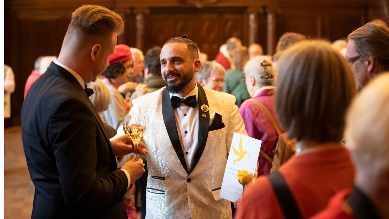 Mahdi Yahya in conversation with guests in Bremen