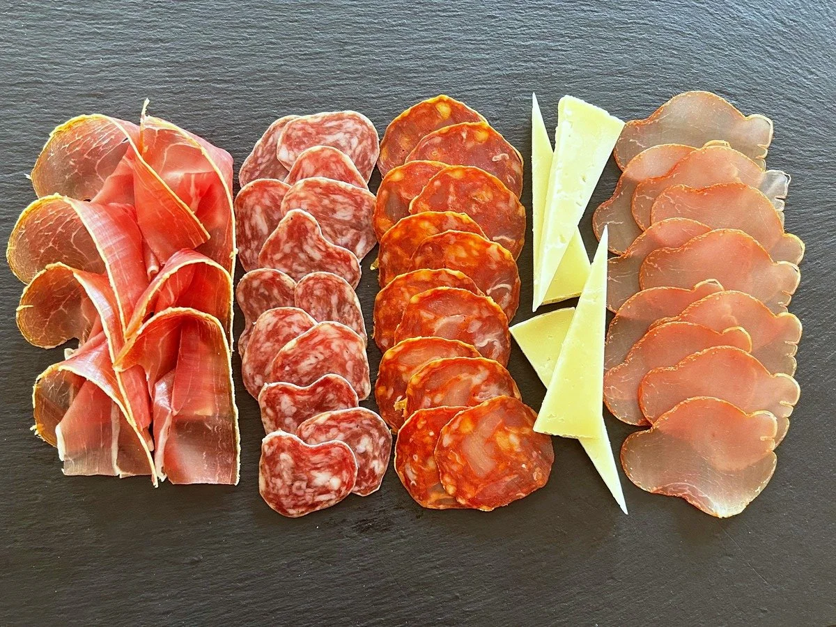 Apéritif Le Serrano – plateau apéritif espagnol avec jambon Serrano, chorizo, saucisson et manchego AOP