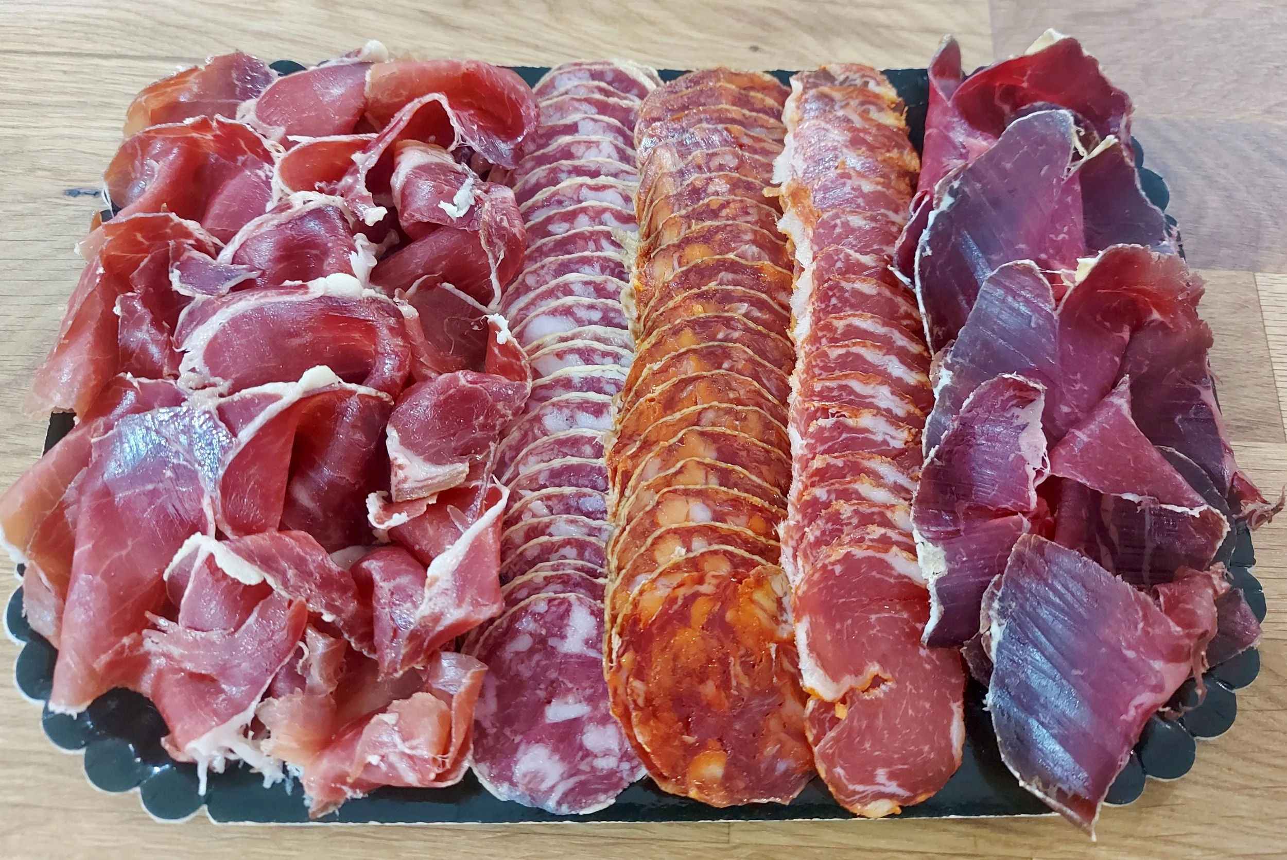 Raclette L'Iberique – plateau raclette espagnol avec jambon cebo de campo , chorizo, saucisson, lomo et cecina de Leon IGP 