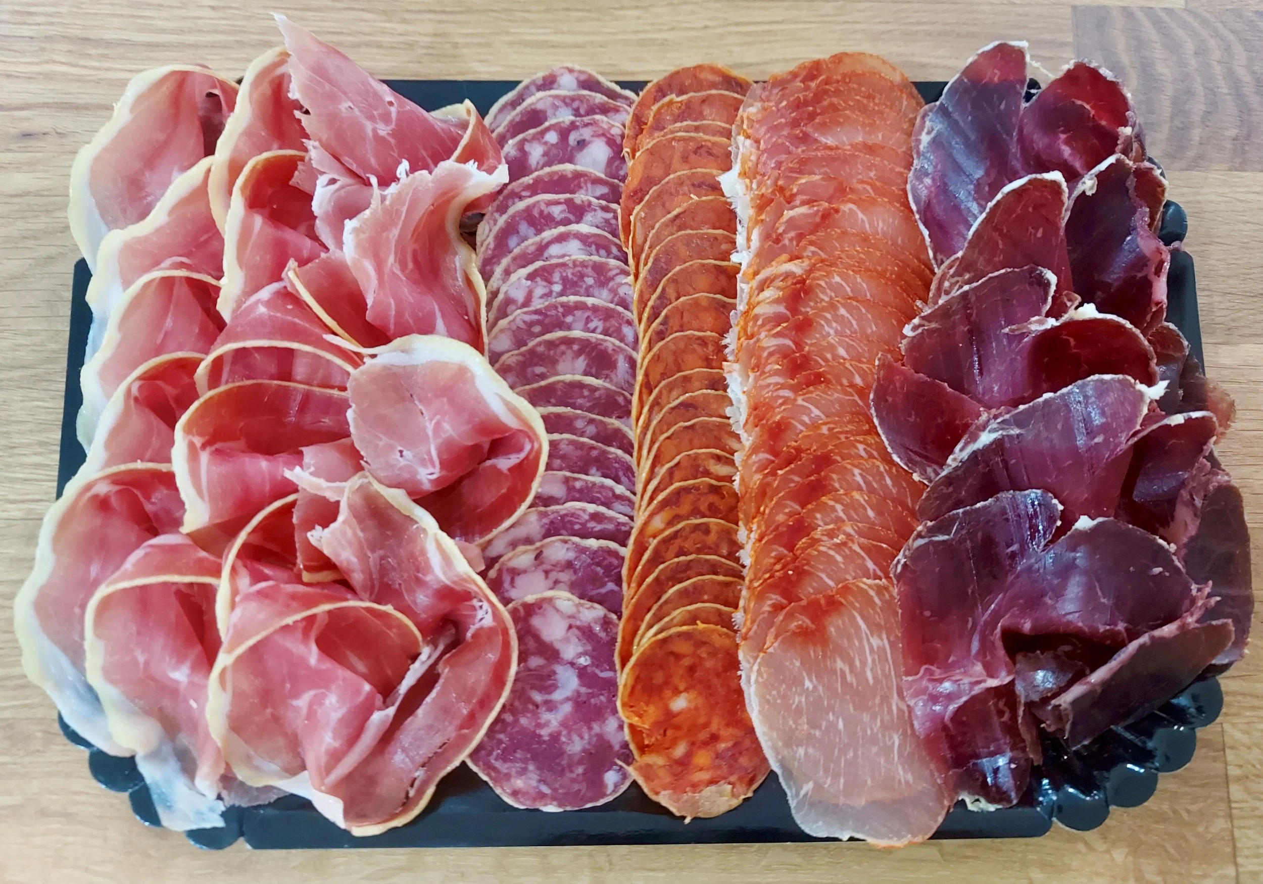 Raclette Le Serrano – plateau raclette espagnol avec jambon Serrano, chorizo, saucisson, lomo et cecina de Leon IGP 