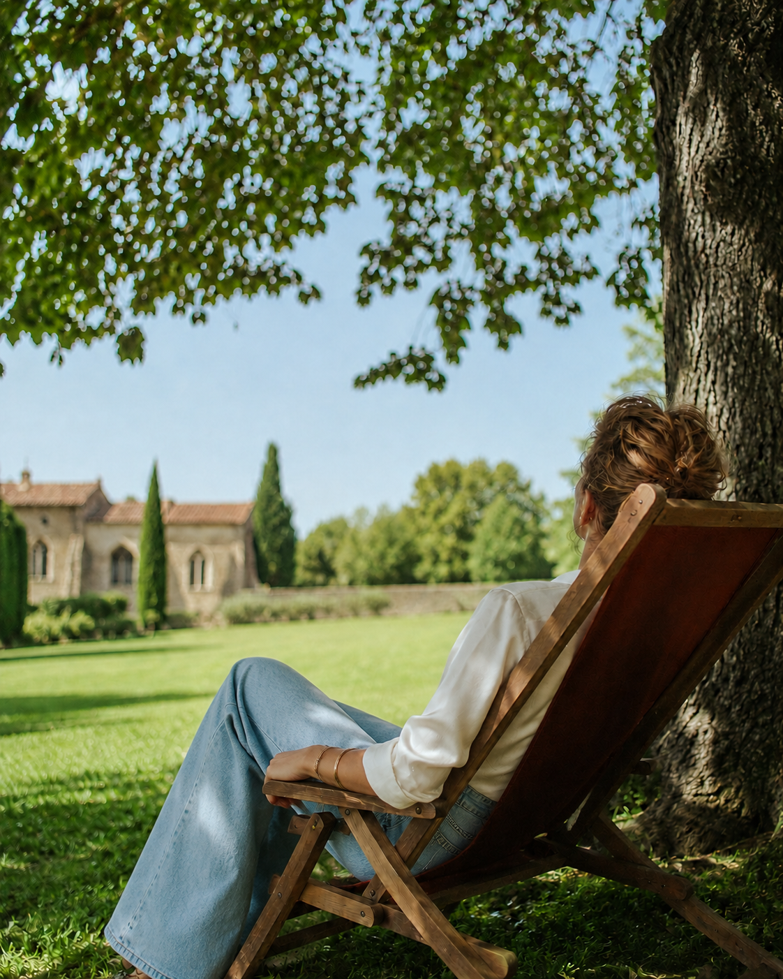 Participante se relaxant et se sentant entière dans le parc empreint de sérénité