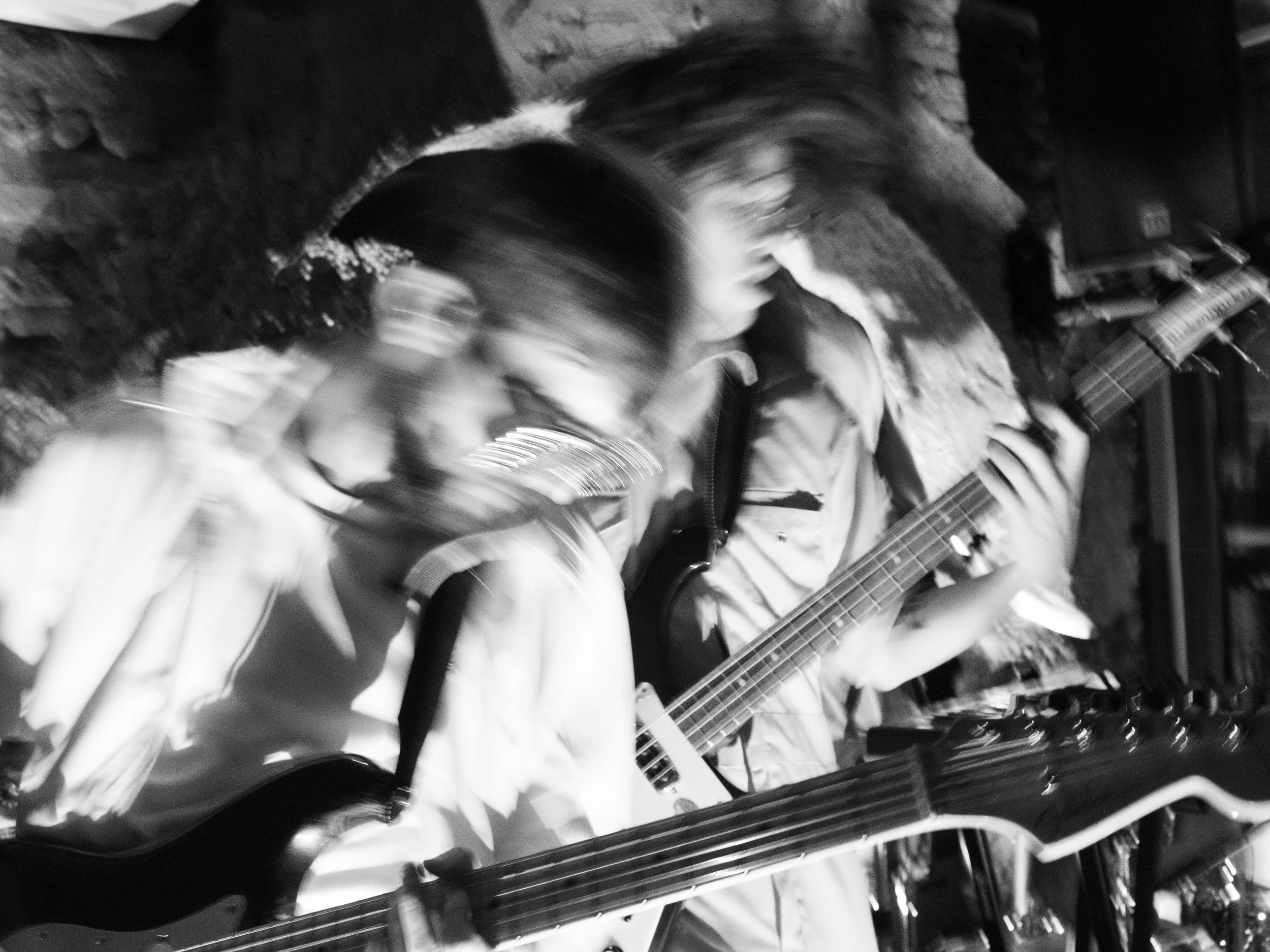 Deux musiciens joue de la guitare électrique lors d'une performance, avec des effets de mouvement dans la photo. Groupe Access crew