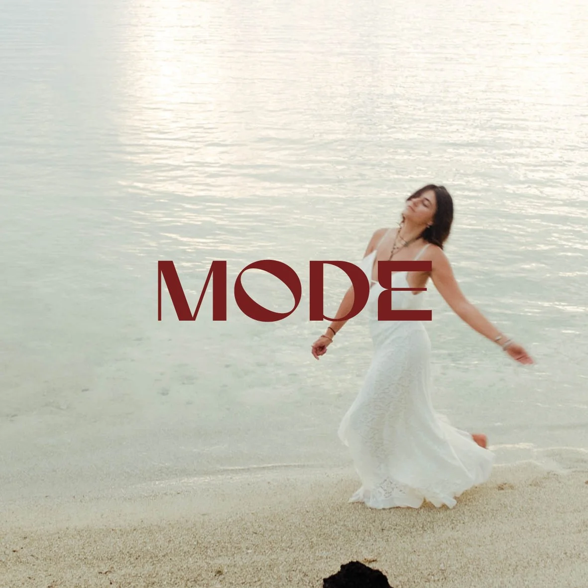 Femme en robe blanche dansant sur la plage au coucher du soleil
