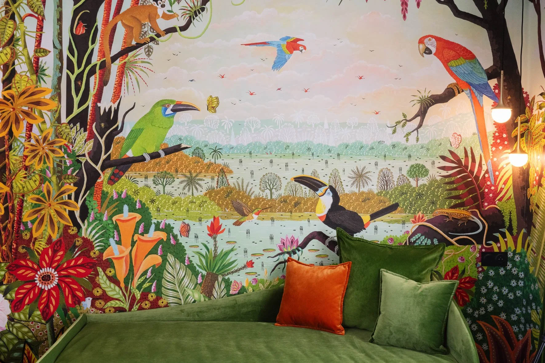 Une fresque murale représentant une scène de forêt tropicale avec divers oiseaux colorés, arbres et végétation luxuriante, ainsi qu'un étang avec des nénuphars et des animaux.
