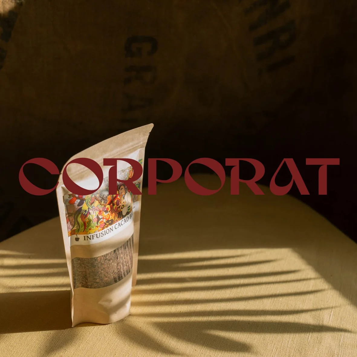 Paquet de infusion cacao branding dans un éclairage naturel avec des ombres sur une surface beige