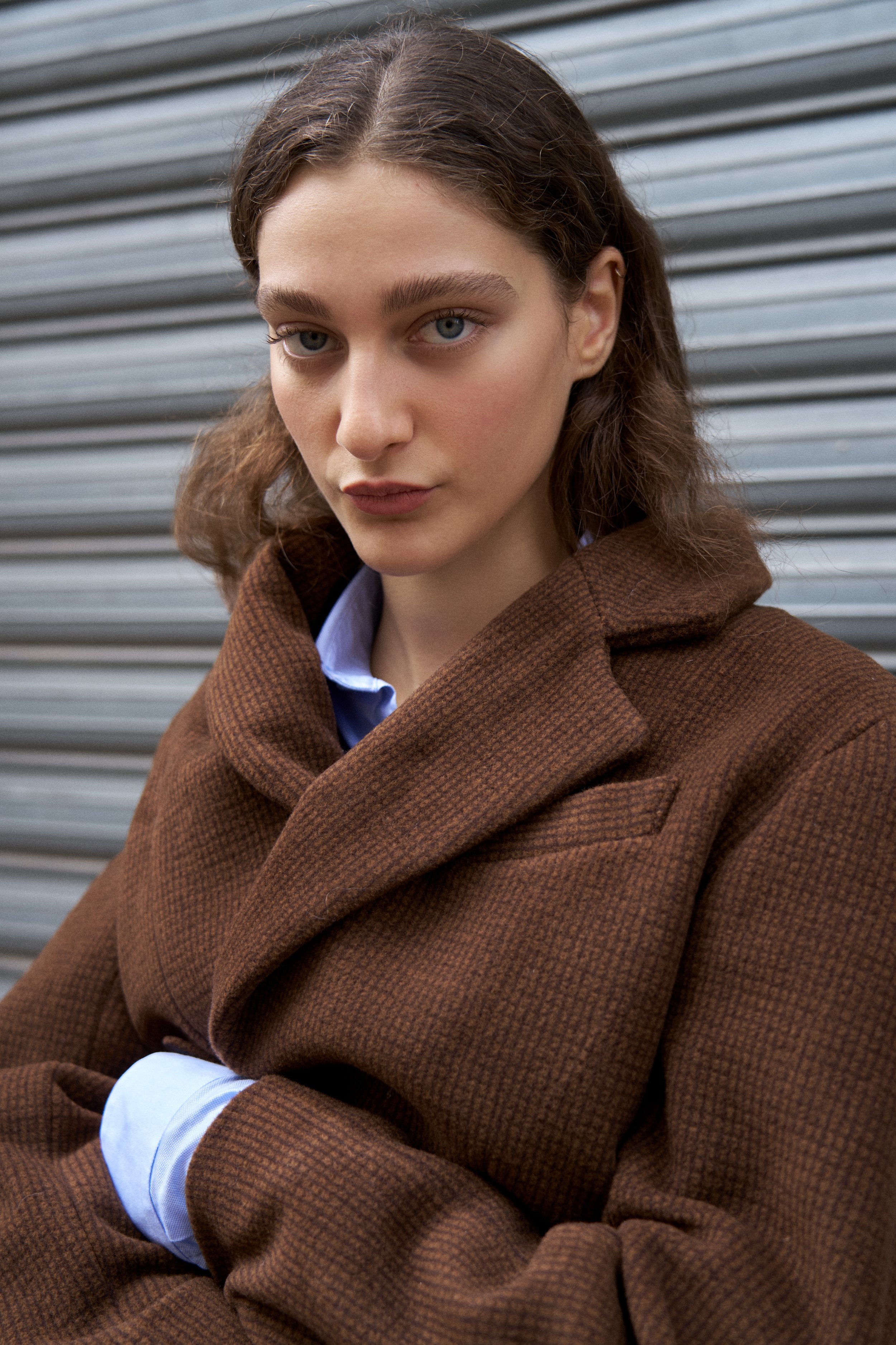 "L' ensemble tailleur" oversize marron conçu par Louise Aguilar, associant tailoring contemporain, volumes généreux et inspiration du vestiaire masculin.