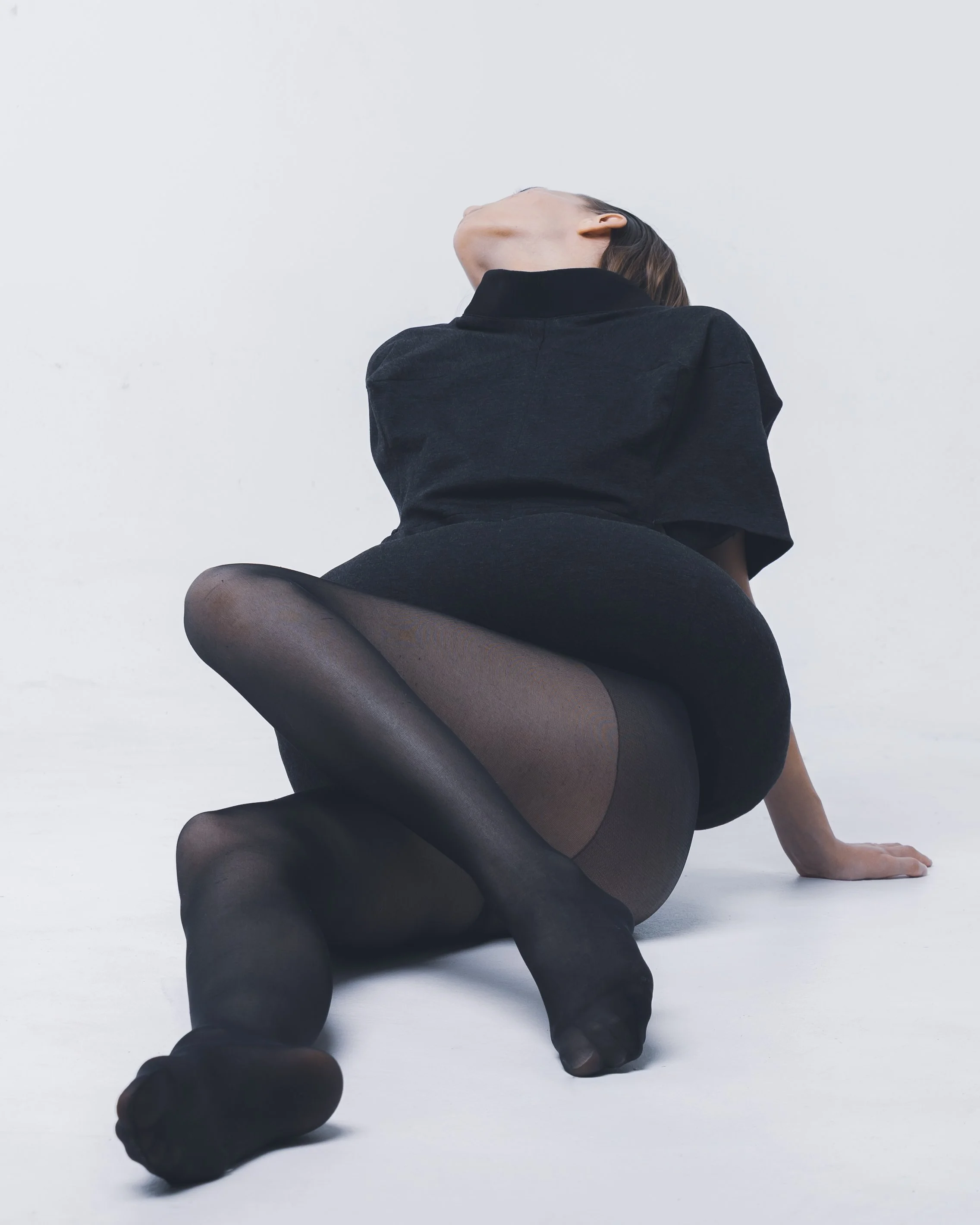 Silhouette "Bouée" noire créée par Louise Aguilar, caractérisée par un volume circulaire structuré à la taille et une construction minimaliste.